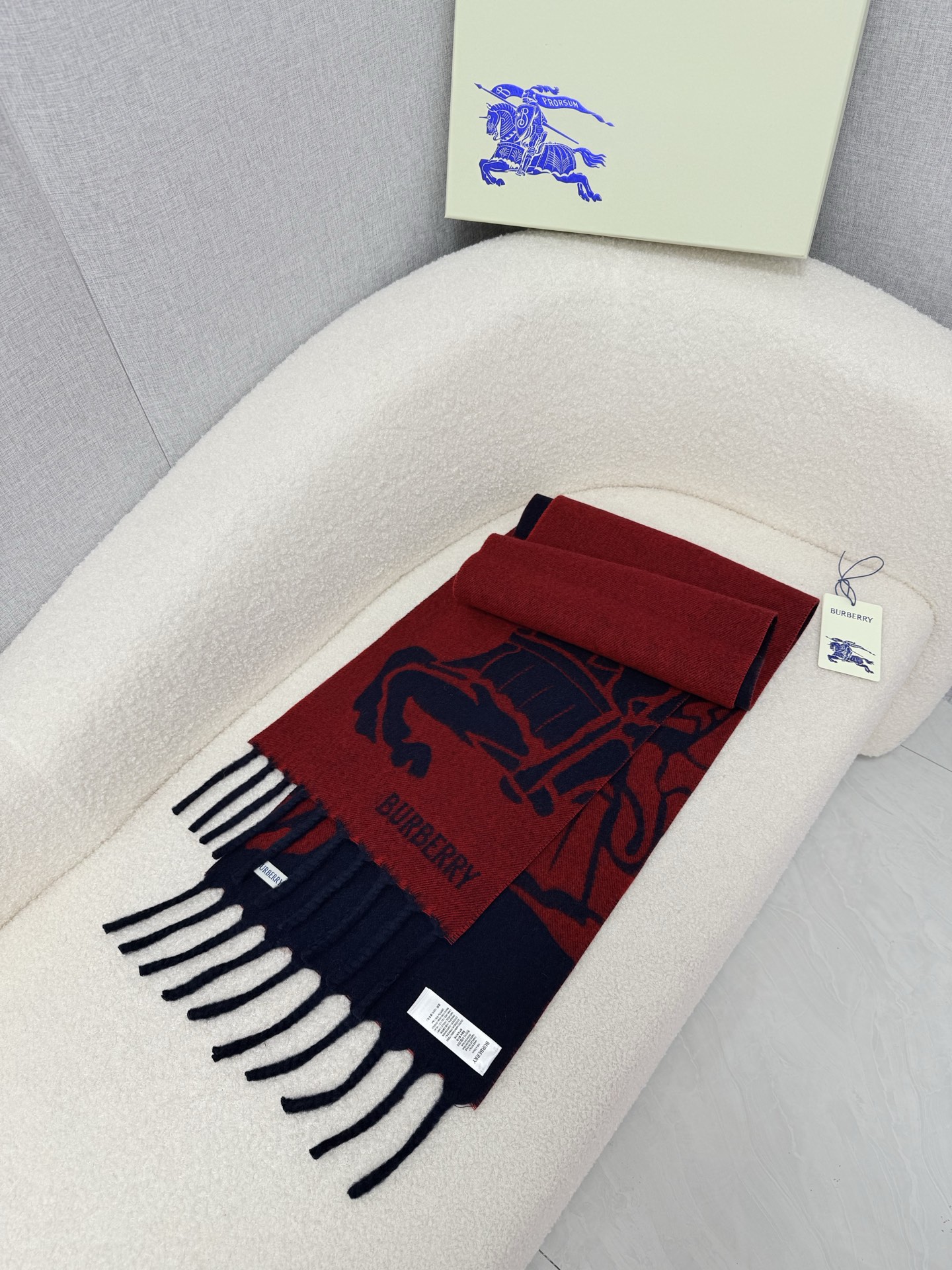 🆕 P🆕 。B家。【新款战马双面粗流苏-羊绒围巾:对比感格纹】面料:羊绒,尺寸:30*168!想要温暖冬季的必备百搭单品 🆕 P🆕 。B家。【新款战马双面粗流苏-羊绒围巾:对比感格纹】面料:羊绒,尺寸:30*168!想要温暖冬季的必备百搭单品