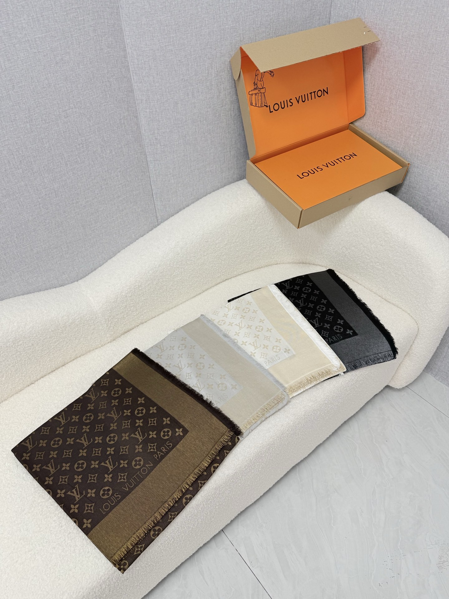 🆕 P🆕 。Louis Vuitton。【经典黑银】【lv经典老花金银丝方巾】高版本!!驴家经典之作!欧美中东国际各大名 🆕 P🆕 。Louis Vuitton。【经典黑银】【lv经典老花金银丝方巾】高版本!!驴家经典之作!欧美中东国际各大名