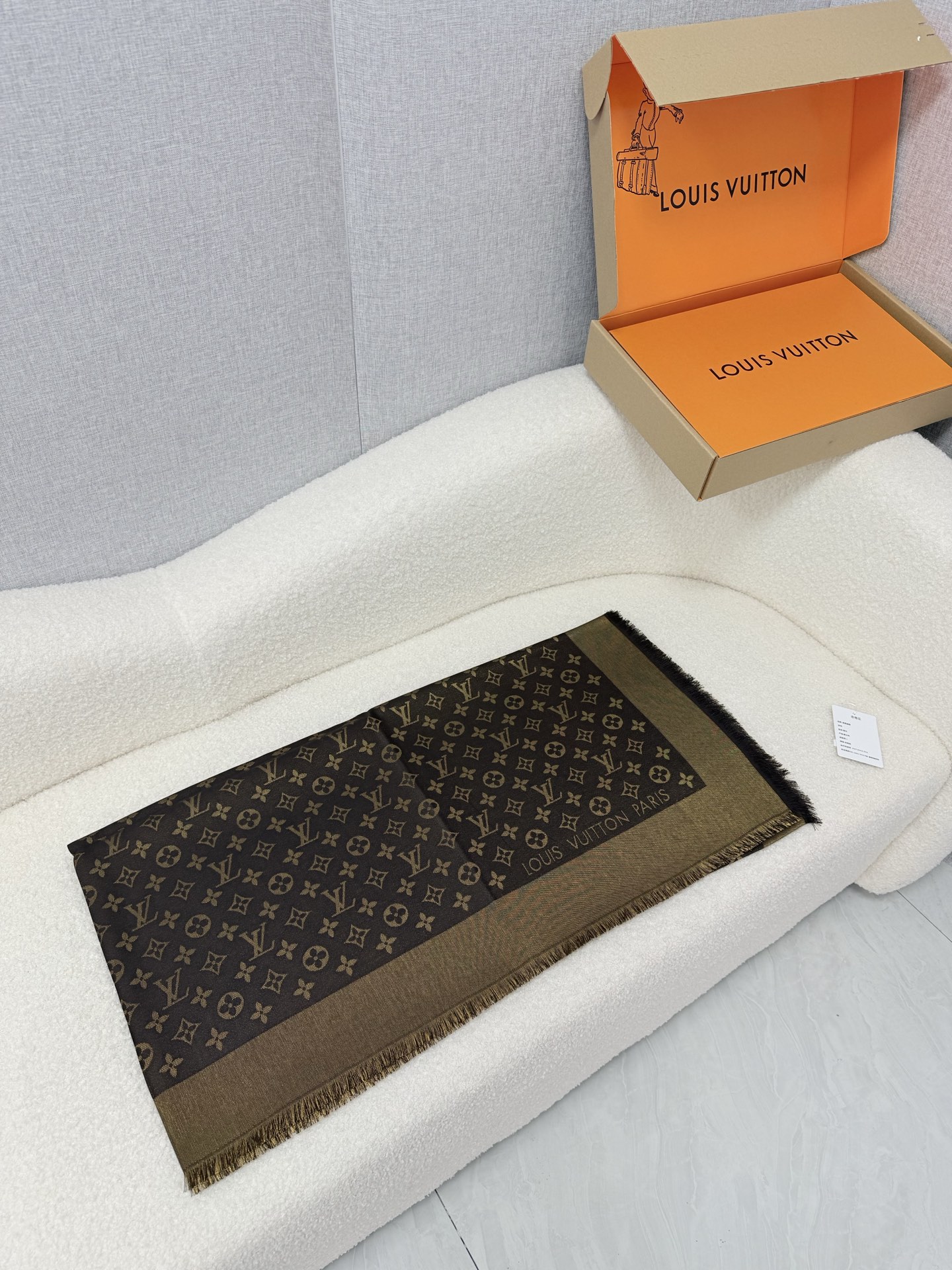 🆕 P🆕 。Louis Vuitton。【经典咖啡金】【lv经典老花金银丝方巾】高版本!!驴家经典之作!欧美中东国际各大 🆕 P🆕 。Louis Vuitton。【经典咖啡金】【lv经典老花金银丝方巾】高版本!!驴家经典之作!欧美中东国际各大