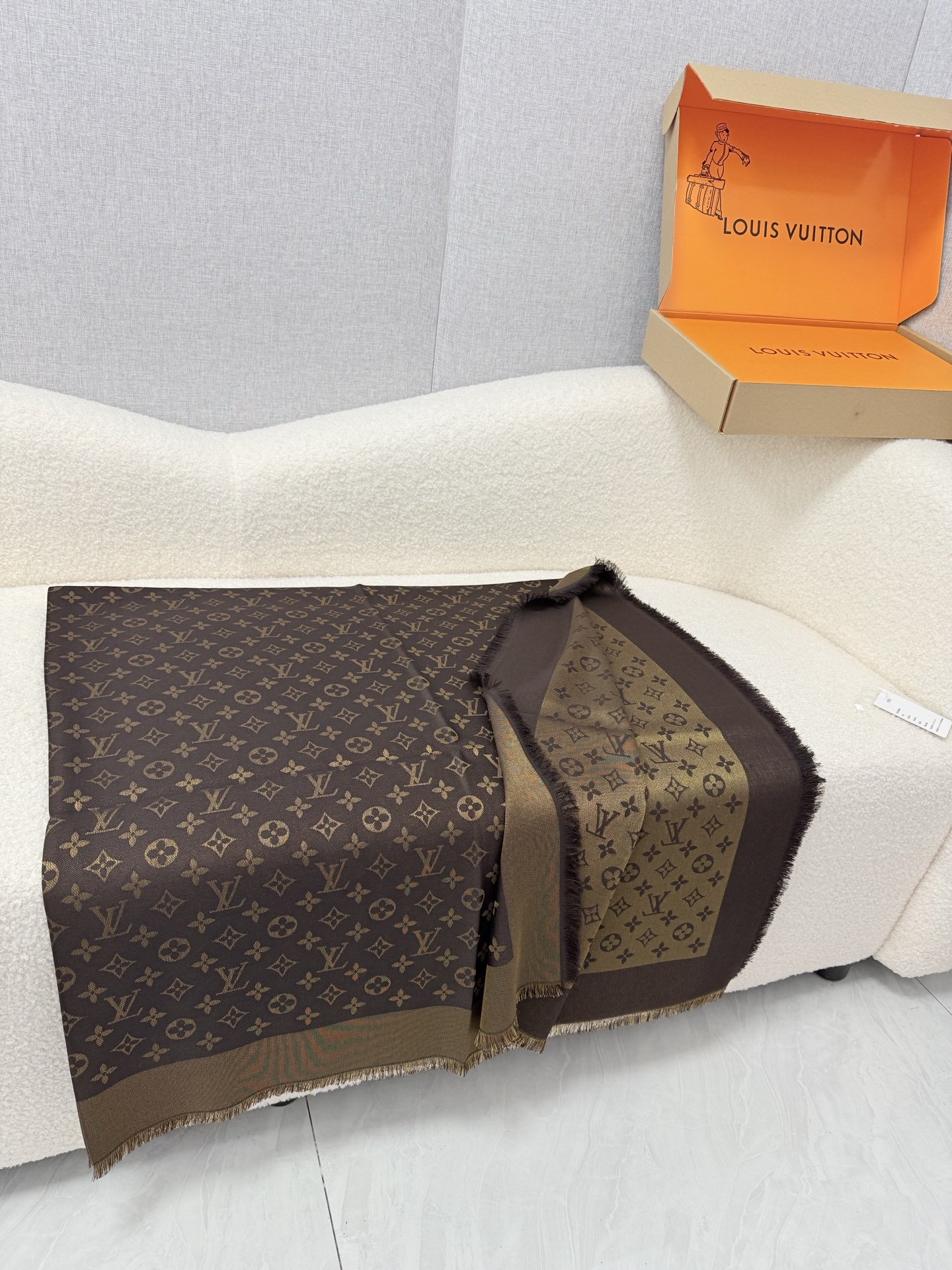 🆕 P🆕 。Louis Vuitton。【经典咖啡金】【lv经典老花金银丝方巾】高版本!!驴家经典之作!欧美中东国际各大 🆕 P🆕 。Louis Vuitton。【经典咖啡金】【lv经典老花金银丝方巾】高版本!!驴家经典之作!欧美中东国际各大