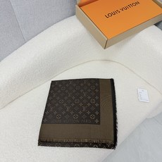 🆕 P🆕 。Louis Vuitton。【经典咖啡金】【lv经典老花金银丝方巾】高版本!!驴家经典之作!欧美中东国际各大 🆕 P🆕 。Louis Vuitton。【经典咖啡金】【lv经典老花金银丝方巾】高版本!!驴家经典之作!欧美中东国际各大