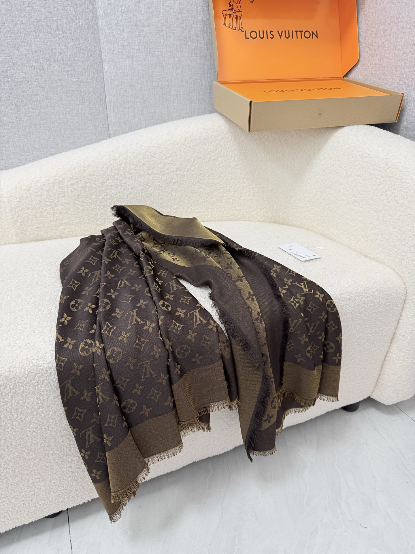🆕 P🆕 。Louis Vuitton。【经典咖啡金】【lv经典老花金银丝方巾】高版本!!驴家经典之作!欧美中东国际各大 🆕 P🆕 。Louis Vuitton。【经典咖啡金】【lv经典老花金银丝方巾】高版本!!驴家经典之作!欧美中东国际各大