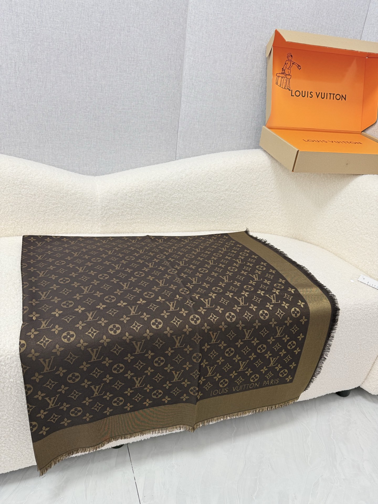 🆕 P🆕 。Louis Vuitton。【经典咖啡金】【lv经典老花金银丝方巾】高版本!!驴家经典之作!欧美中东国际各大 🆕 P🆕 。Louis Vuitton。【经典咖啡金】【lv经典老花金银丝方巾】高版本!!驴家经典之作!欧美中东国际各大