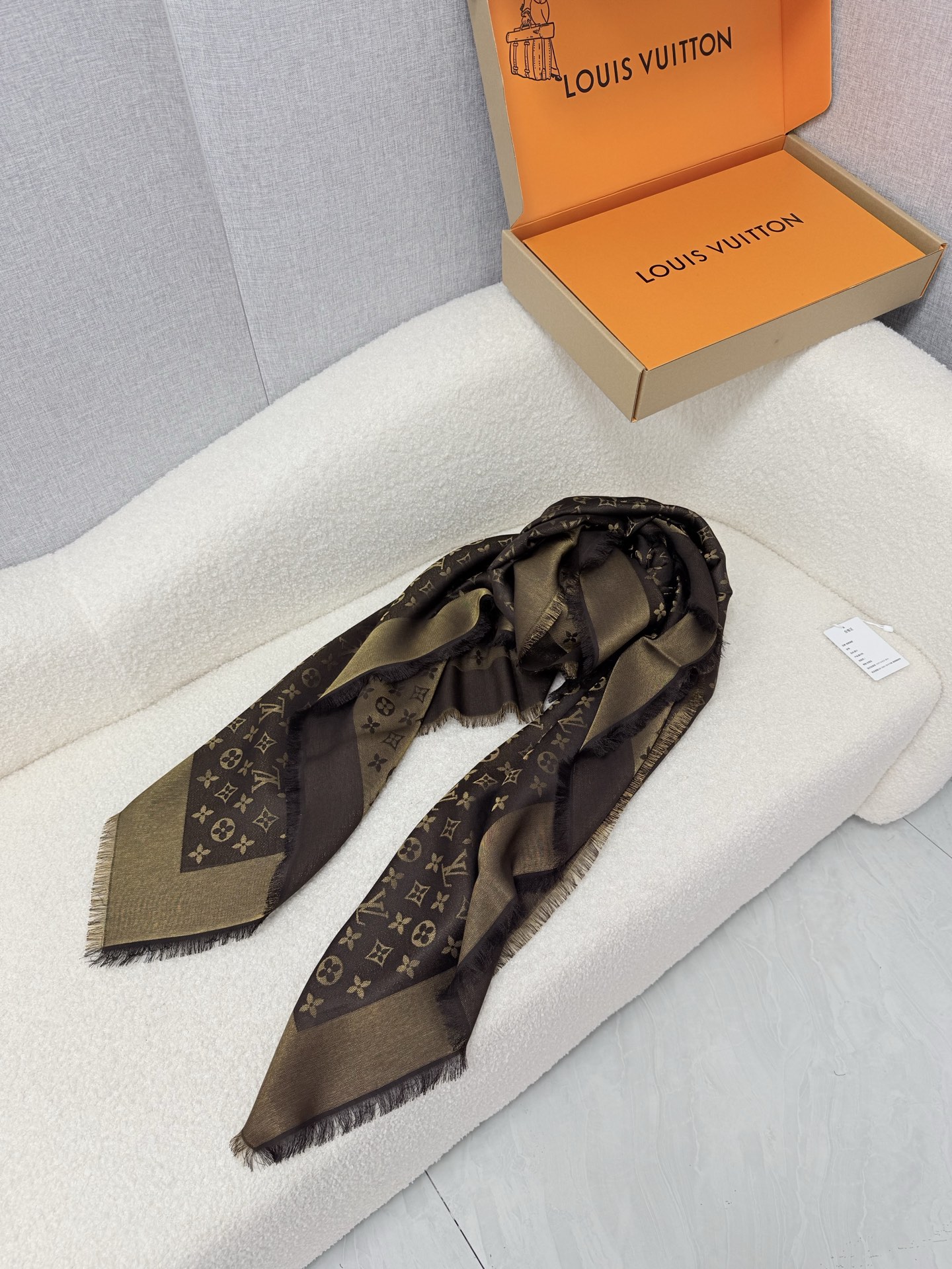 🆕 P🆕 。Louis Vuitton。【经典咖啡金】【lv经典老花金银丝方巾】高版本!!驴家经典之作!欧美中东国际各大 🆕 P🆕 。Louis Vuitton。【经典咖啡金】【lv经典老花金银丝方巾】高版本!!驴家经典之作!欧美中东国际各大