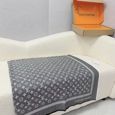 🆕 P🆕 。L家。【新款边框四方巾】王牌口碑经典披肩,必入!围巾界的头牌鼻祖,姐妹们怎么都得给自己整一条!六个色!LV经 🆕 P🆕 。L家。【新款边框四方巾】王牌口碑经典披肩,必入!围巾界的头牌鼻祖,姐妹们怎么都得给自己整一条!六个色!LV经