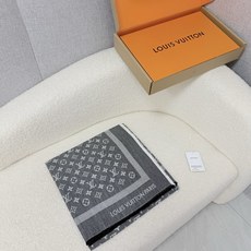 🆕 P🆕 。L家。【新款边框四方巾】王牌口碑经典披肩,必入!围巾界的头牌鼻祖,姐妹们怎么都得给自己整一条!六个色!LV经 🆕 P🆕 。L家。【新款边框四方巾】王牌口碑经典披肩,必入!围巾界的头牌鼻祖,姐妹们怎么都得给自己整一条!六个色!LV经