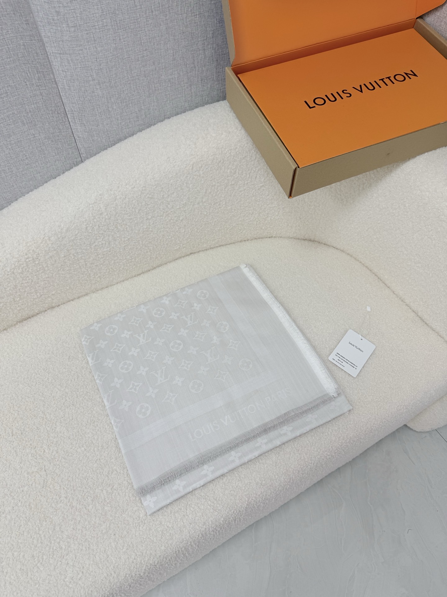 🆕 P🆕 。L家。【新款边框四方巾】王牌口碑经典披肩,必入!围巾界的头牌鼻祖,姐妹们怎么都得给自己整一条!六个色!LV经 🆕 P🆕 。L家。【新款边框四方巾】王牌口碑经典披肩,必入!围巾界的头牌鼻祖,姐妹们怎么都得给自己整一条!六个色!LV经