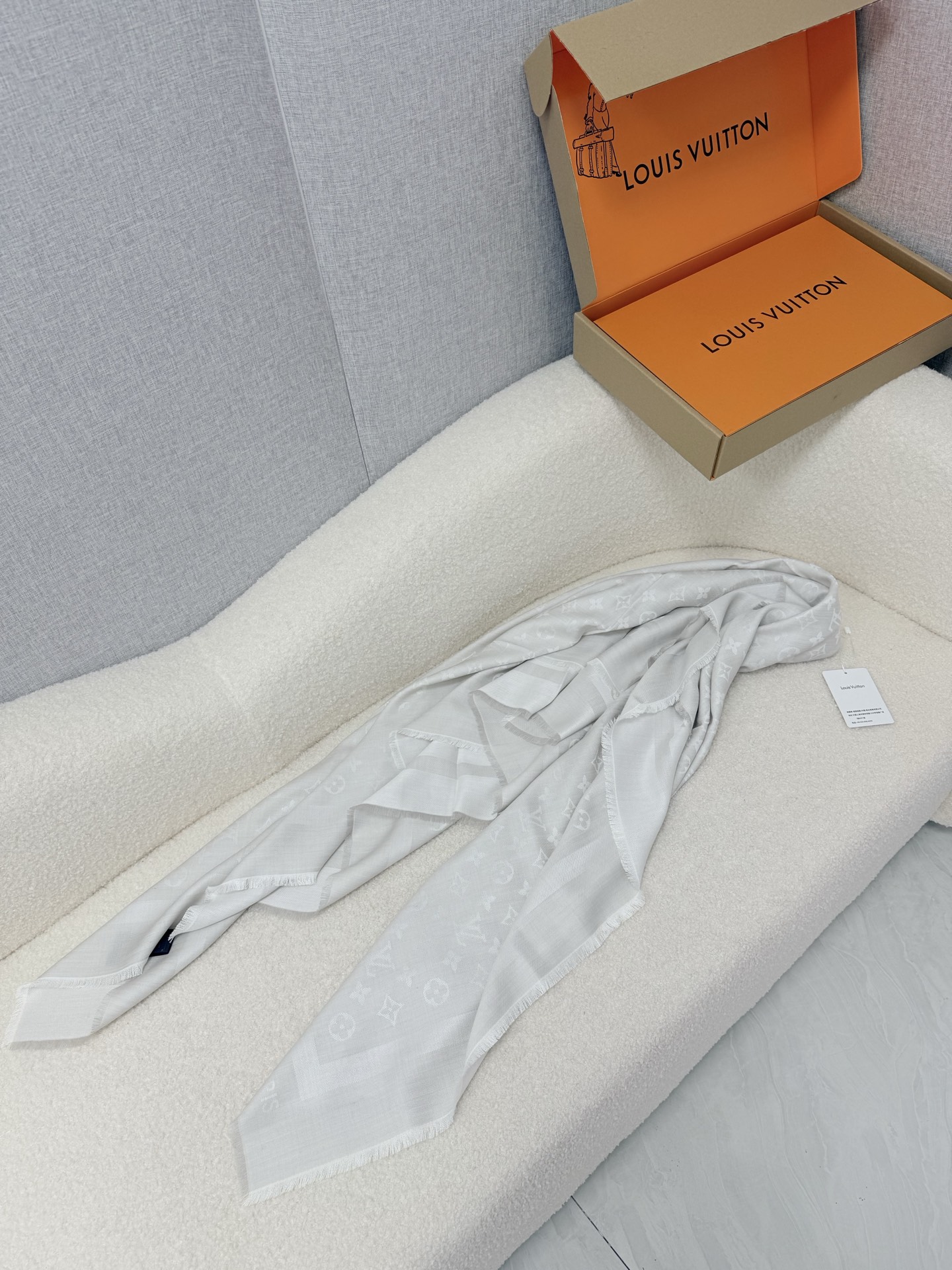 🆕 P🆕 。L家。【新款边框四方巾】王牌口碑经典披肩,必入!围巾界的头牌鼻祖,姐妹们怎么都得给自己整一条!六个色!LV经 🆕 P🆕 。L家。【新款边框四方巾】王牌口碑经典披肩,必入!围巾界的头牌鼻祖,姐妹们怎么都得给自己整一条!六个色!LV经
