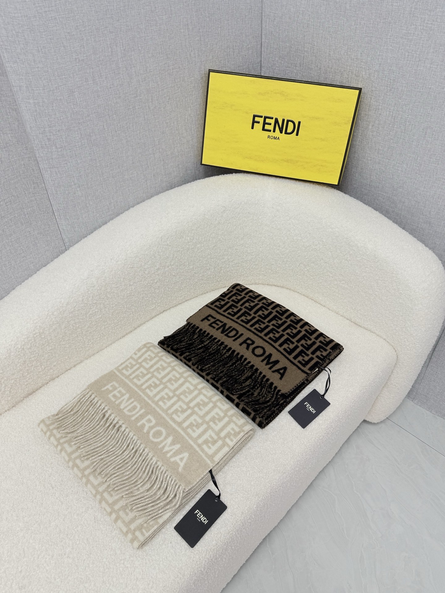 🆕 P🆕 。F家。【高克重-双面F老花围巾】免代购！极品！灰常厚实！Fendi今年最火的围巾！全世界都在抢的老花FF字母