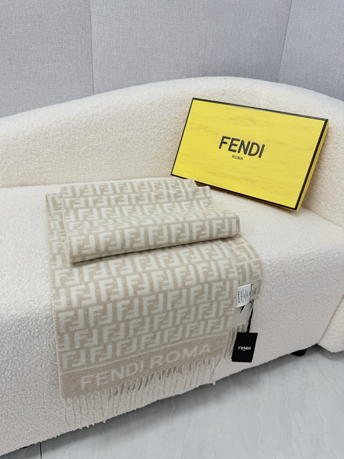 🆕 P🆕 。F家。【高克重-双面F老花围巾】免代购！极品！灰常厚实！Fendi今年最火的围巾！全世界都在抢的老花FF字母