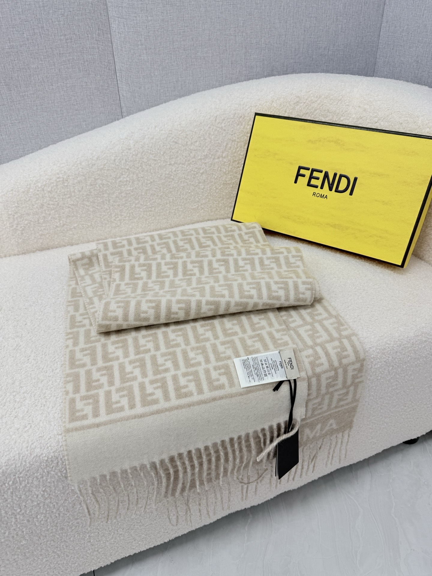 🆕 P🆕 。F家。【高克重-双面F老花围巾】免代购！极品！灰常厚实！Fendi今年最火的围巾！全世界都在抢的老花FF字母