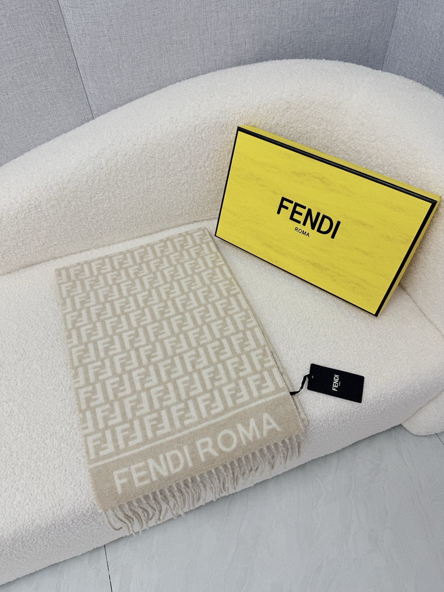 🆕 P🆕 。F家。【高克重-双面F老花围巾】免代购！极品！灰常厚实！Fendi今年最火的围巾！全世界都在抢的老花FF字母