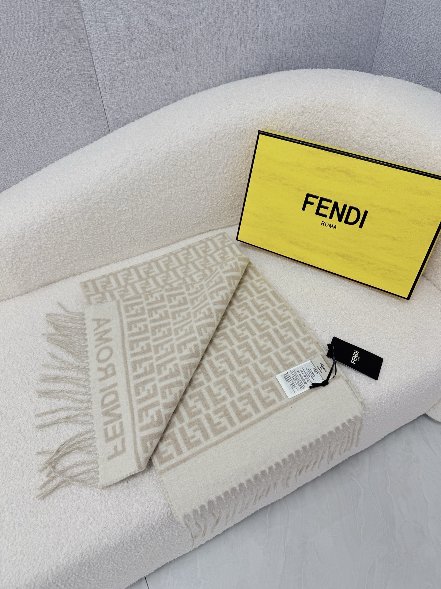 🆕 P🆕 。F家。【高克重-双面F老花围巾】免代购！极品！灰常厚实！Fendi今年最火的围巾！全世界都在抢的老花FF字母