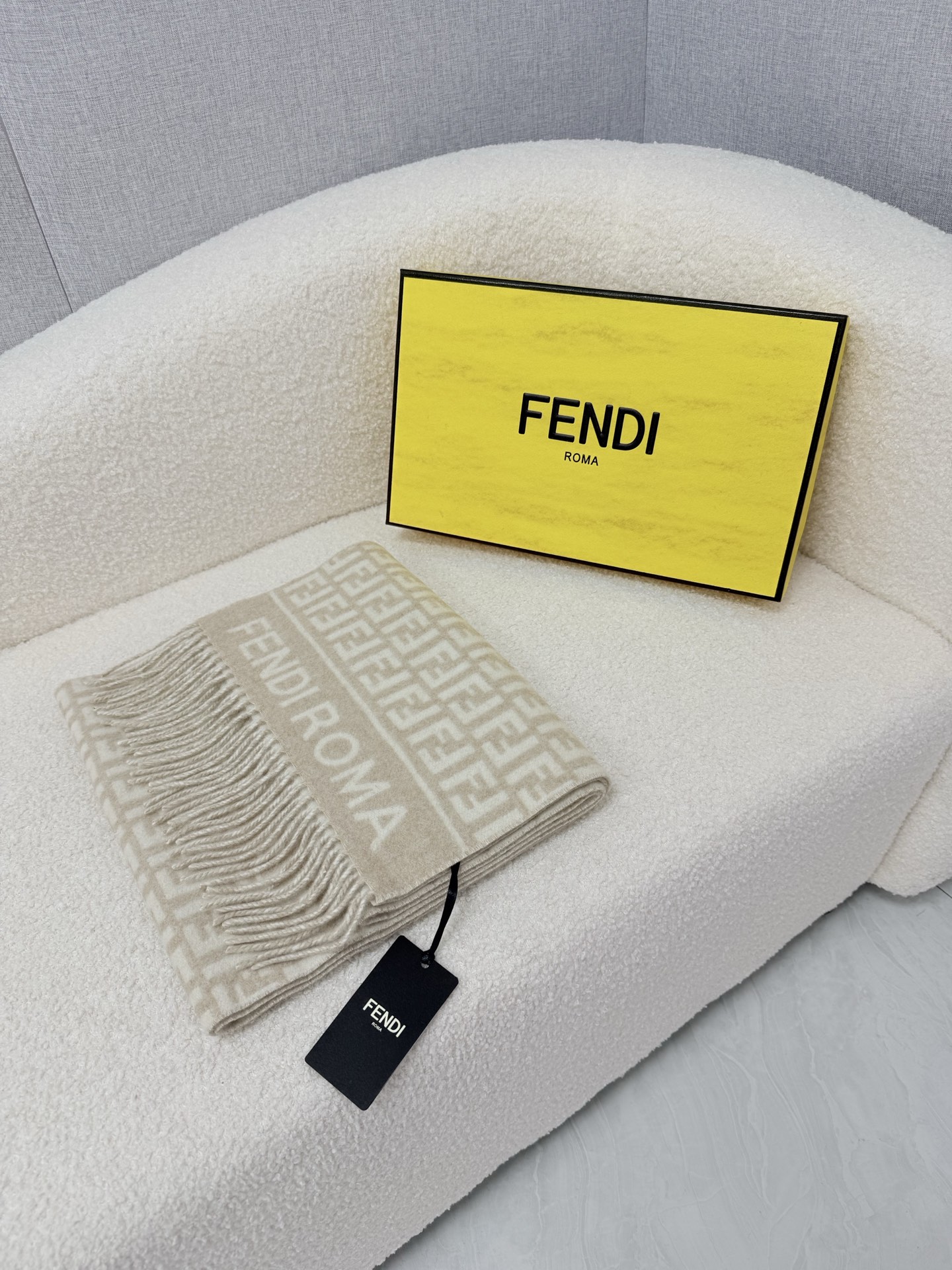 🆕 P🆕 。F家。【高克重-双面F老花围巾】免代购！极品！灰常厚实！Fendi今年最火的围巾！全世界都在抢的老花FF字母