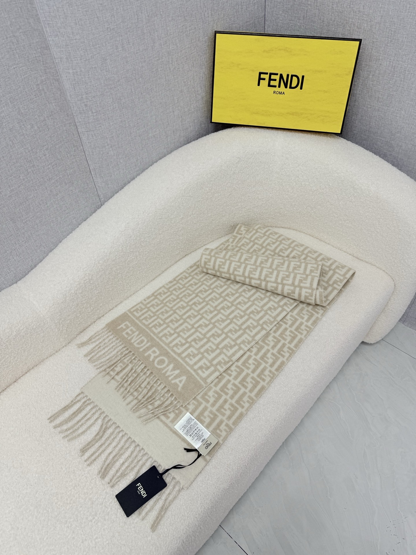 🆕 P🆕 。F家。【高克重-双面F老花围巾】免代购！极品！灰常厚实！Fendi今年最火的围巾！全世界都在抢的老花FF字母
