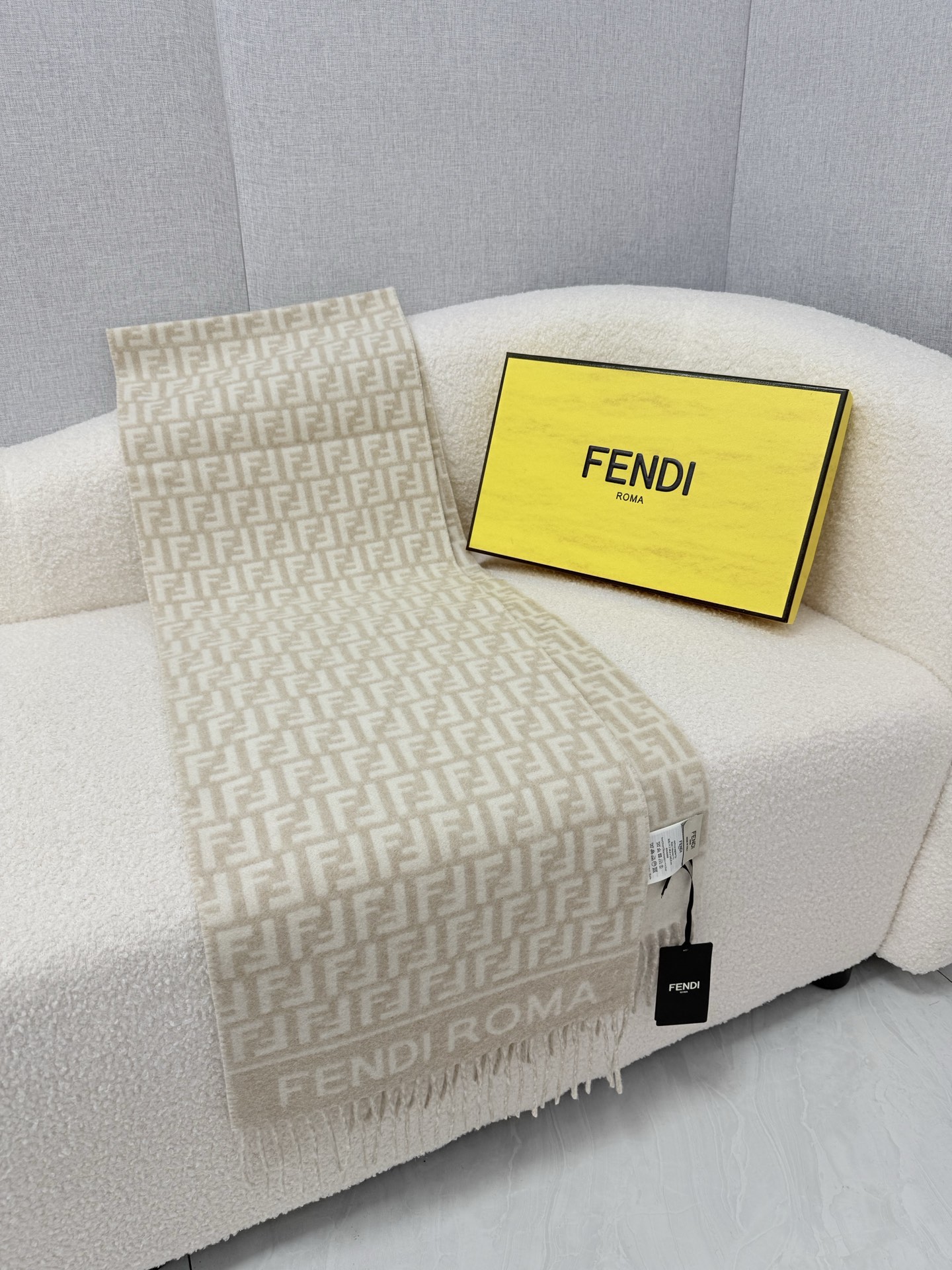 🆕 P🆕 。F家。【高克重-双面F老花围巾】免代购！极品！灰常厚实！Fendi今年最火的围巾！全世界都在抢的老花FF字母