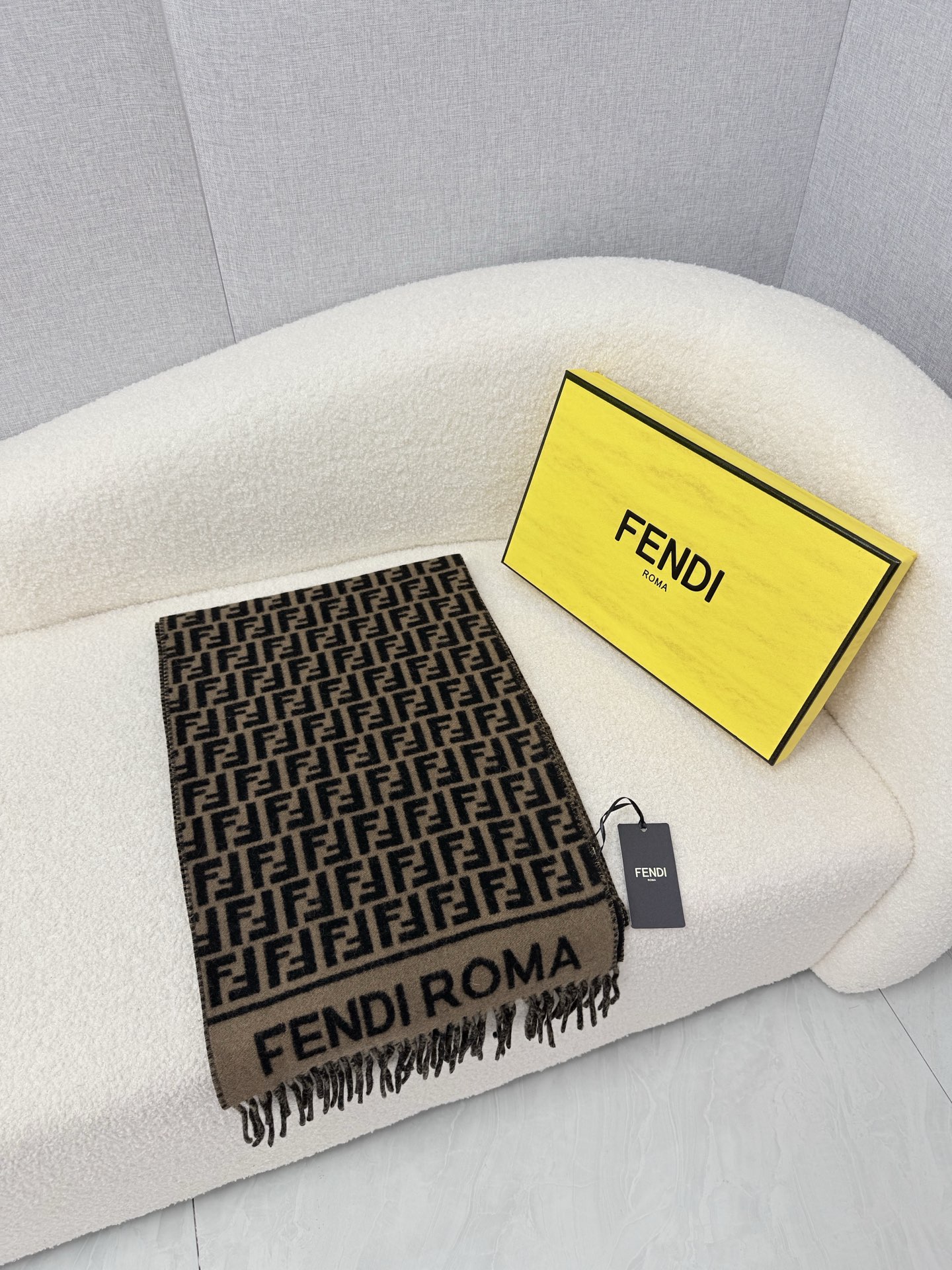 🆕 P🆕 。F家。【高克重-双面F老花围巾】免代购!极品!灰常厚实!Fendi今年最火的围巾!全世界都在抢的老花FF字母 🆕 P🆕 。F家。【高克重-双面F老花围巾】免代购!极品!灰常厚实!Fendi今年最火的围巾!全世界都在抢的老花FF字母
