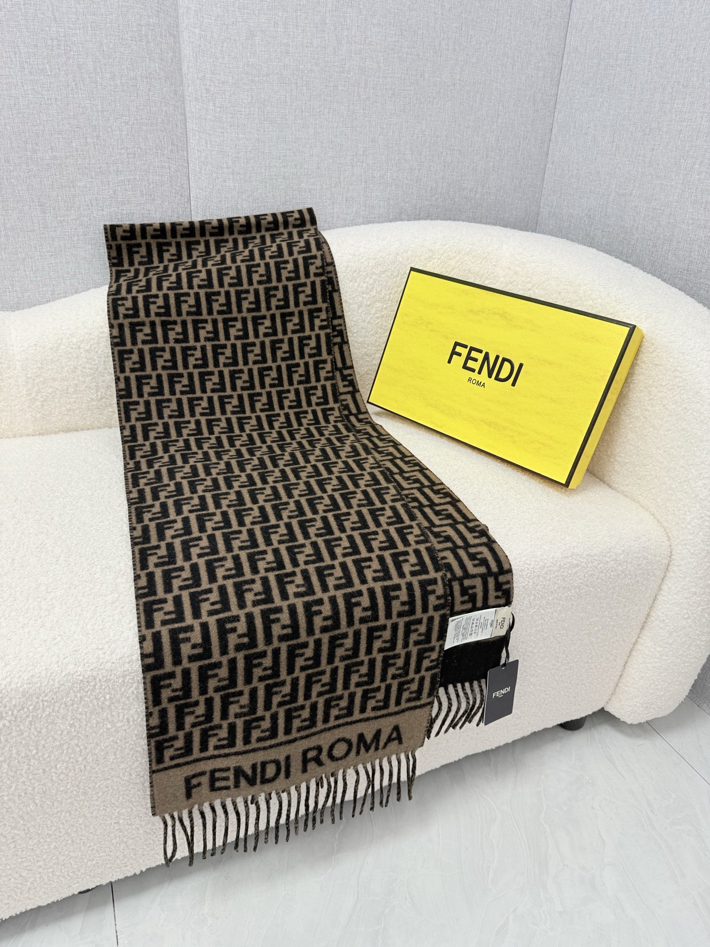 🆕 P🆕 。F家。【高克重-双面F老花围巾】免代购!极品!灰常厚实!Fendi今年最火的围巾!全世界都在抢的老花FF字母 🆕 P🆕 。F家。【高克重-双面F老花围巾】免代购!极品!灰常厚实!Fendi今年最火的围巾!全世界都在抢的老花FF字母