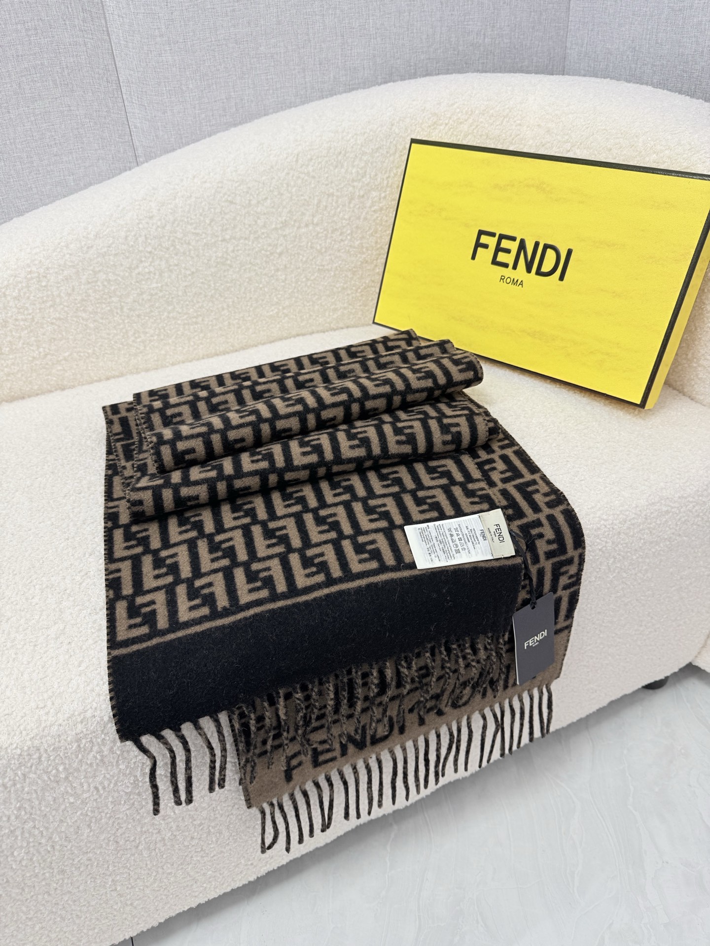 🆕 P🆕 。F家。【高克重-双面F老花围巾】免代购!极品!灰常厚实!Fendi今年最火的围巾!全世界都在抢的老花FF字母 🆕 P🆕 。F家。【高克重-双面F老花围巾】免代购!极品!灰常厚实!Fendi今年最火的围巾!全世界都在抢的老花FF字母