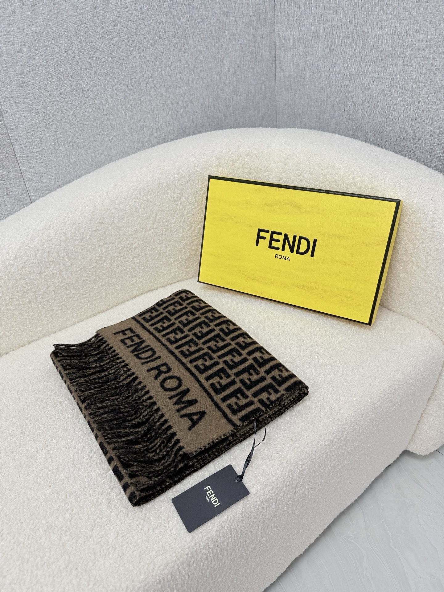🆕 P🆕 。F家。【高克重-双面F老花围巾】免代购!极品!灰常厚实!Fendi今年最火的围巾!全世界都在抢的老花FF字母 🆕 P🆕 。F家。【高克重-双面F老花围巾】免代购!极品!灰常厚实!Fendi今年最火的围巾!全世界都在抢的老花FF字母