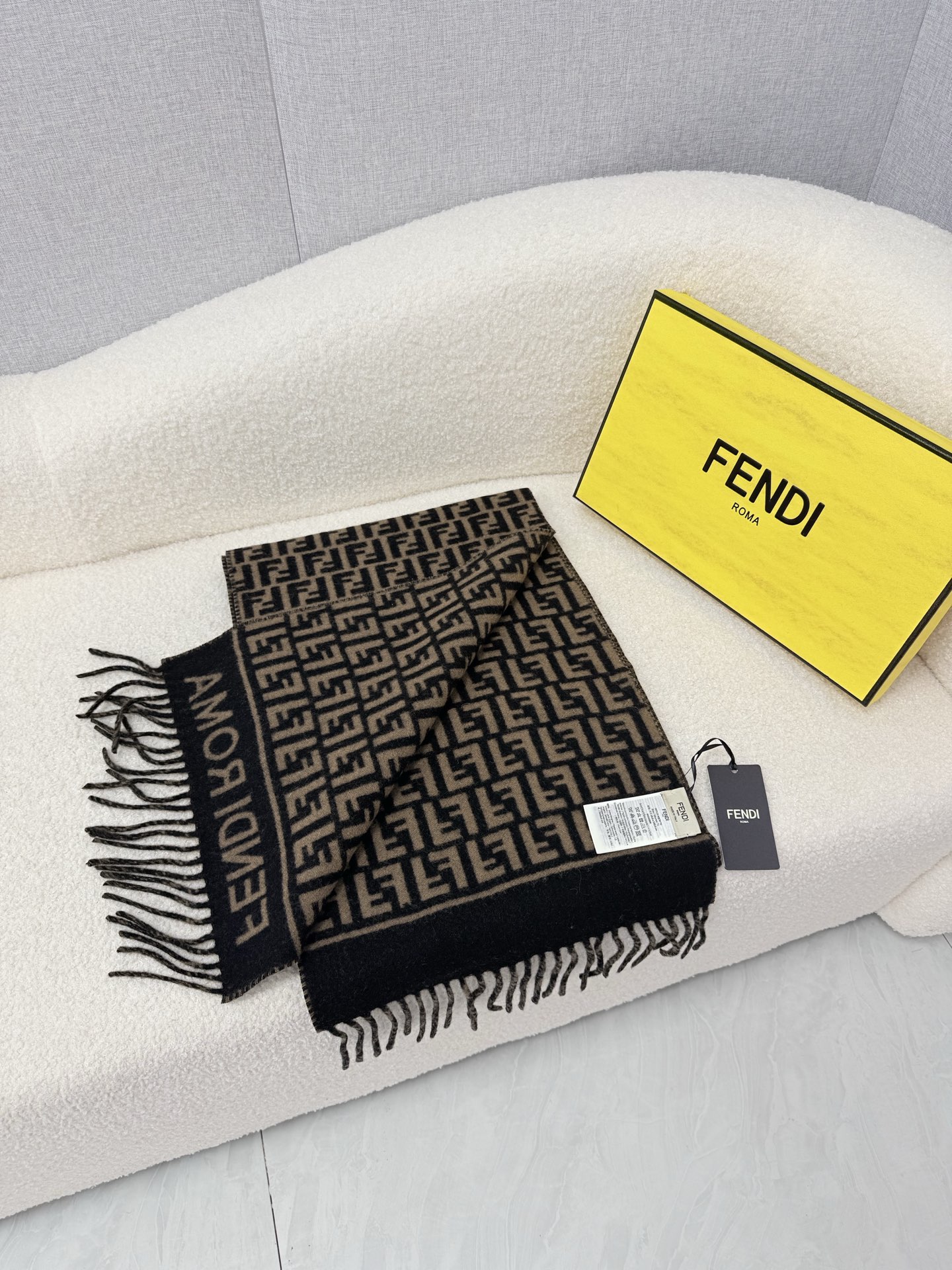🆕 P🆕 。F家。【高克重-双面F老花围巾】免代购!极品!灰常厚实!Fendi今年最火的围巾!全世界都在抢的老花FF字母 🆕 P🆕 。F家。【高克重-双面F老花围巾】免代购!极品!灰常厚实!Fendi今年最火的围巾!全世界都在抢的老花FF字母