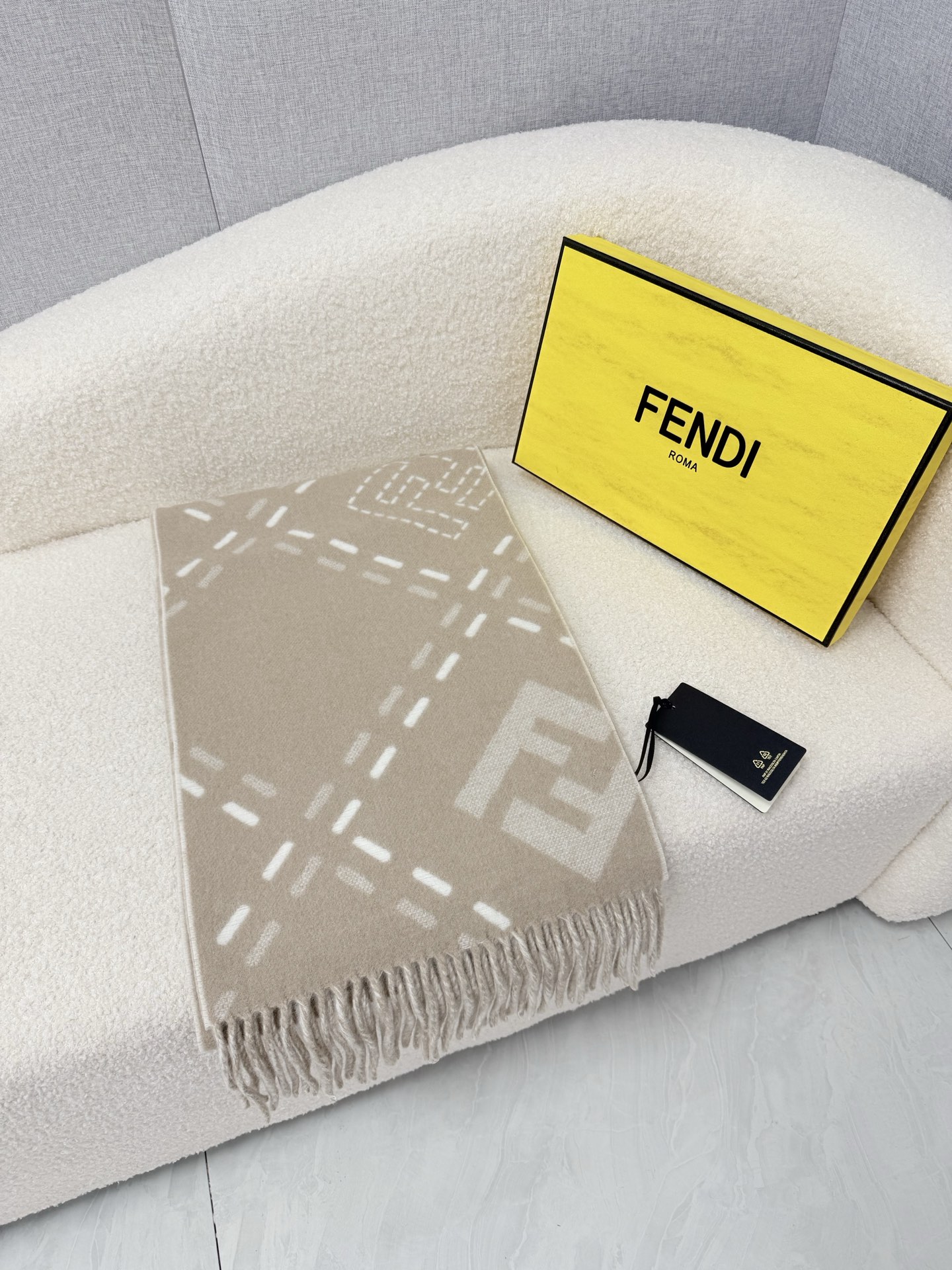 🆕 P🆕 。F家。【高克重-双面围巾】免代购!极品!灰常厚实!Fendi今年最火的围巾!全世界都在抢的老花FF字母款!主 🆕 P🆕 。F家。【高克重-双面围巾】免代购!极品!灰常厚实!Fendi今年最火的围巾!全世界都在抢的老花FF字母款!主