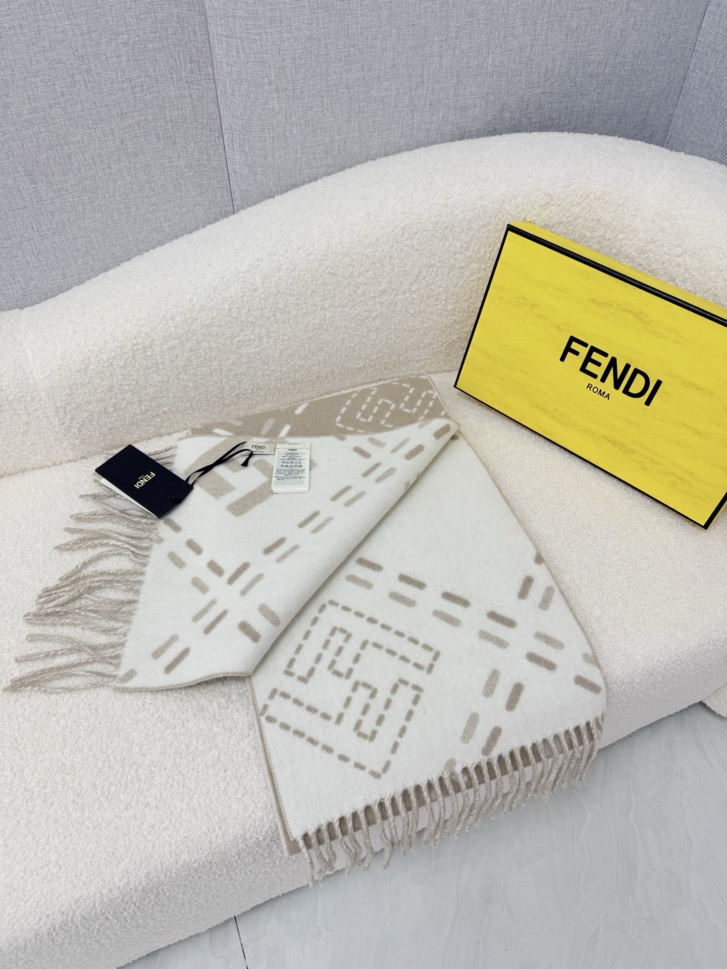 🆕 P🆕 。F家。【高克重-双面围巾】免代购!极品!灰常厚实!Fendi今年最火的围巾!全世界都在抢的老花FF字母款!主 🆕 P🆕 。F家。【高克重-双面围巾】免代购!极品!灰常厚实!Fendi今年最火的围巾!全世界都在抢的老花FF字母款!主