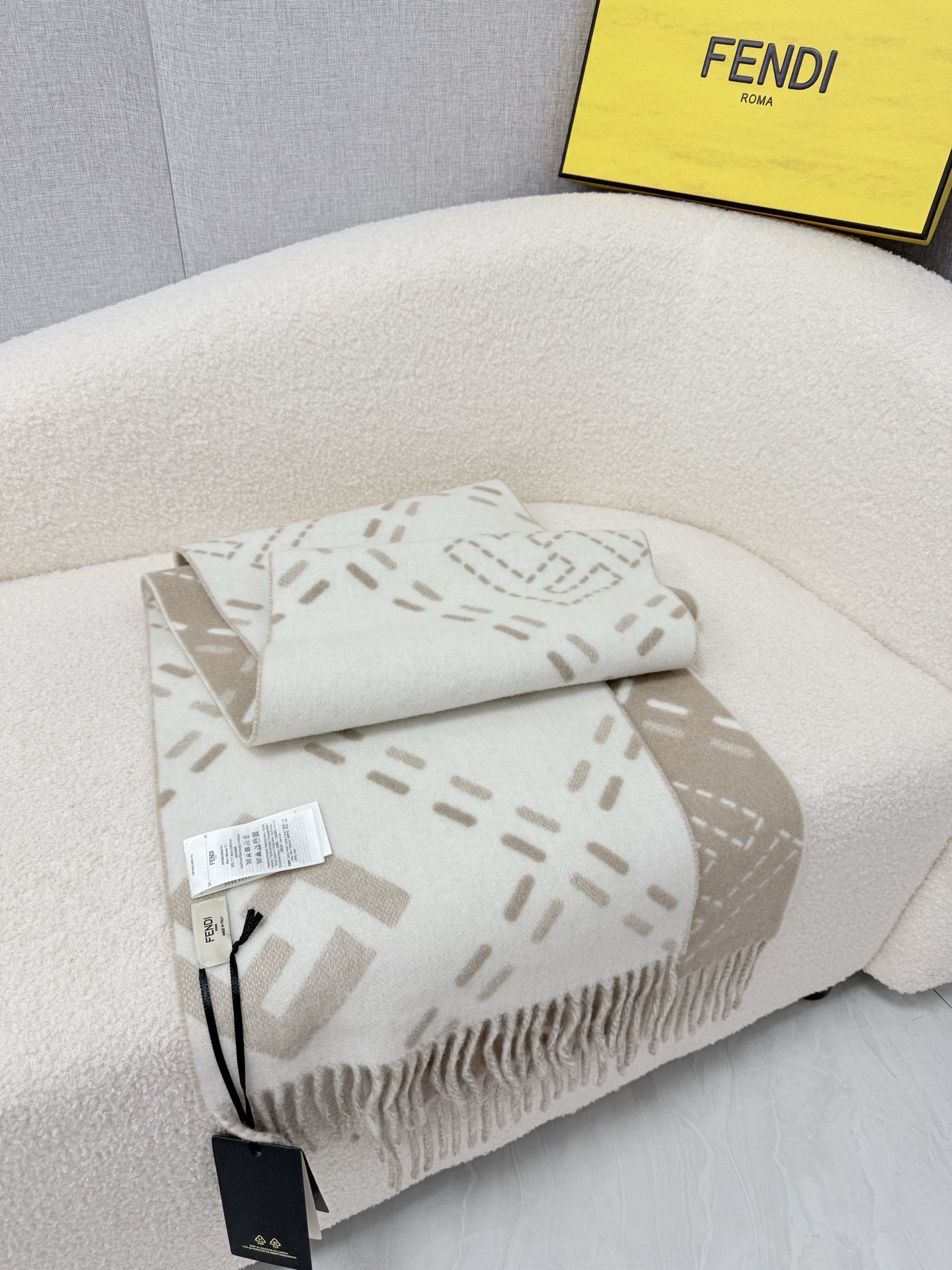 🆕 P🆕 。F家。【高克重-双面围巾】免代购!极品!灰常厚实!Fendi今年最火的围巾!全世界都在抢的老花FF字母款!主 🆕 P🆕 。F家。【高克重-双面围巾】免代购!极品!灰常厚实!Fendi今年最火的围巾!全世界都在抢的老花FF字母款!主