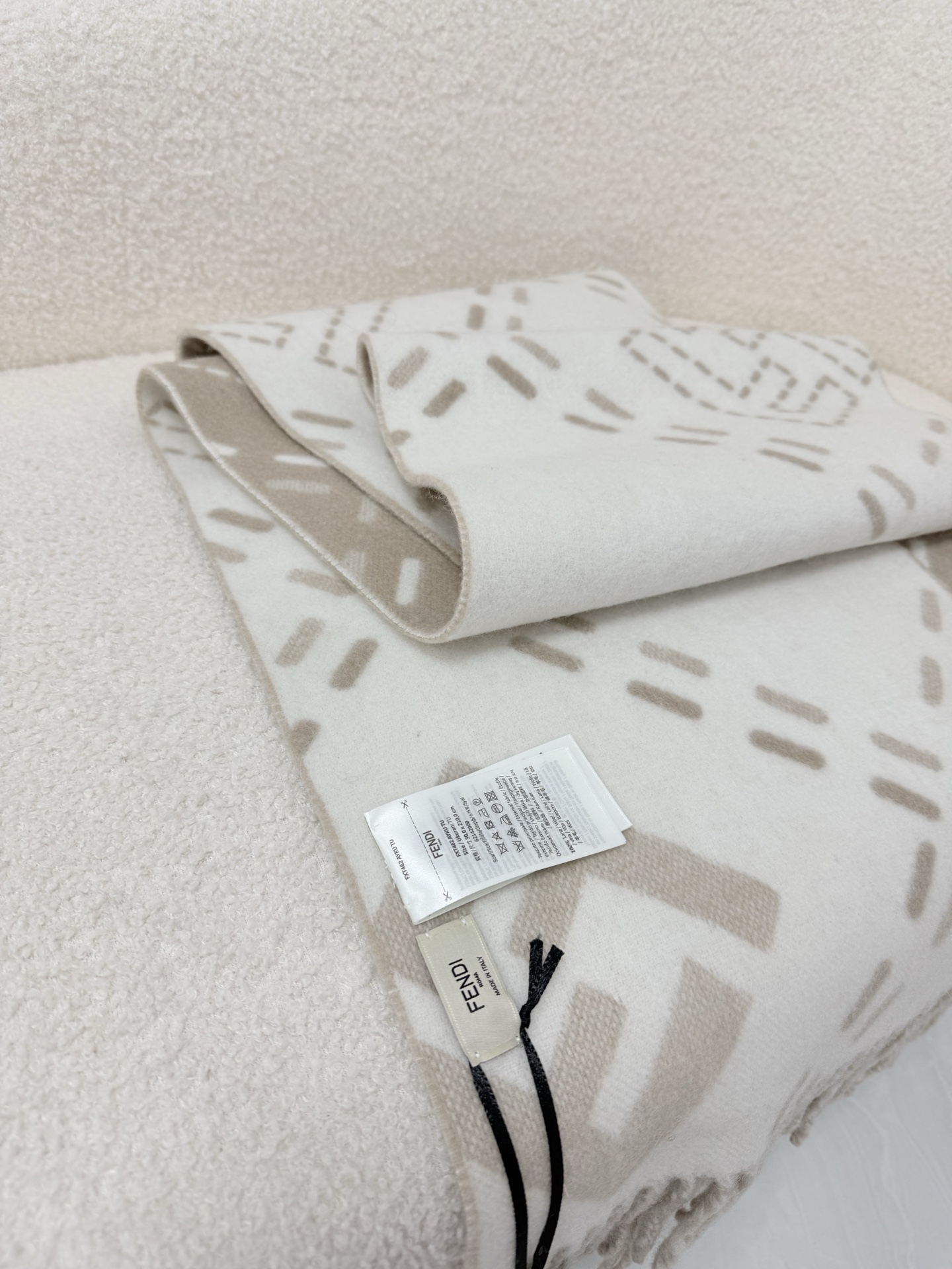 🆕 P🆕 。F家。【高克重-双面围巾】免代购!极品!灰常厚实!Fendi今年最火的围巾!全世界都在抢的老花FF字母款!主 🆕 P🆕 。F家。【高克重-双面围巾】免代购!极品!灰常厚实!Fendi今年最火的围巾!全世界都在抢的老花FF字母款!主