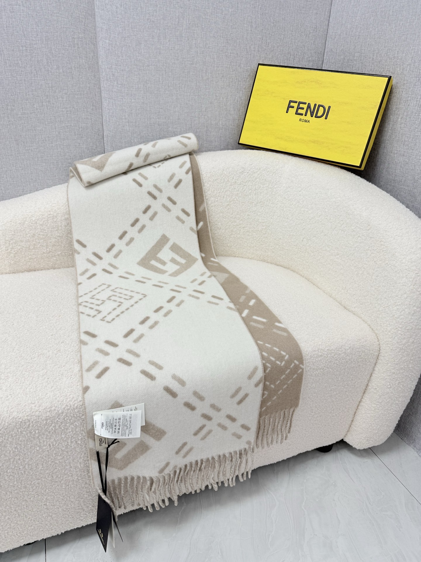 🆕 P🆕 。F家。【高克重-双面围巾】免代购!极品!灰常厚实!Fendi今年最火的围巾!全世界都在抢的老花FF字母款!主 🆕 P🆕 。F家。【高克重-双面围巾】免代购!极品!灰常厚实!Fendi今年最火的围巾!全世界都在抢的老花FF字母款!主