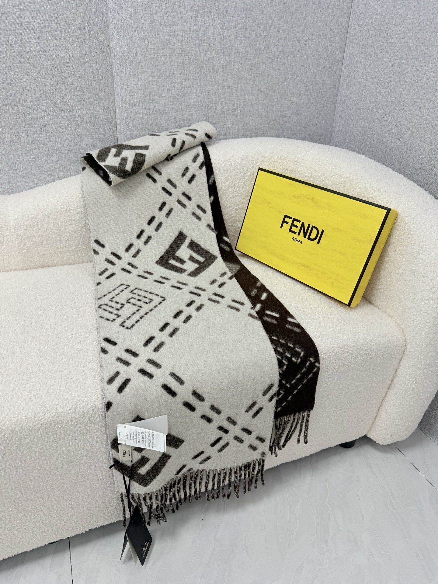 🆕 P🆕 。F家。【高克重-双面围巾】免代购!极品!灰常厚实!Fendi今年最火的围巾!全世界都在抢的老花FF字母款!主 🆕 P🆕 。F家。【高克重-双面围巾】免代购!极品!灰常厚实!Fendi今年最火的围巾!全世界都在抢的老花FF字母款!主