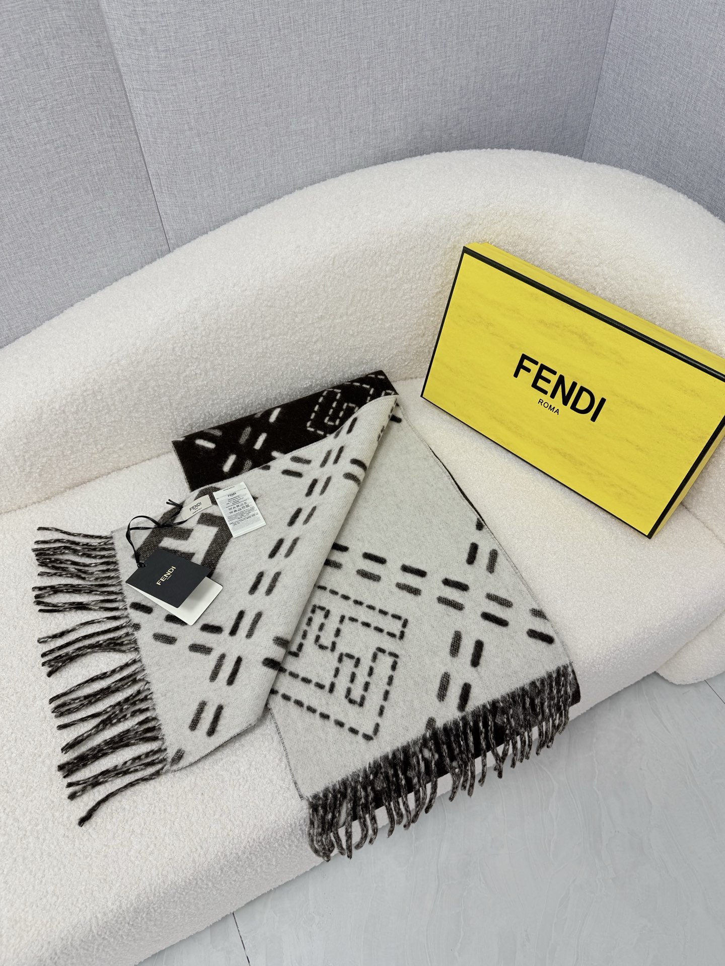 🆕 P🆕 。F家。【高克重-双面围巾】免代购!极品!灰常厚实!Fendi今年最火的围巾!全世界都在抢的老花FF字母款!主 🆕 P🆕 。F家。【高克重-双面围巾】免代购!极品!灰常厚实!Fendi今年最火的围巾!全世界都在抢的老花FF字母款!主