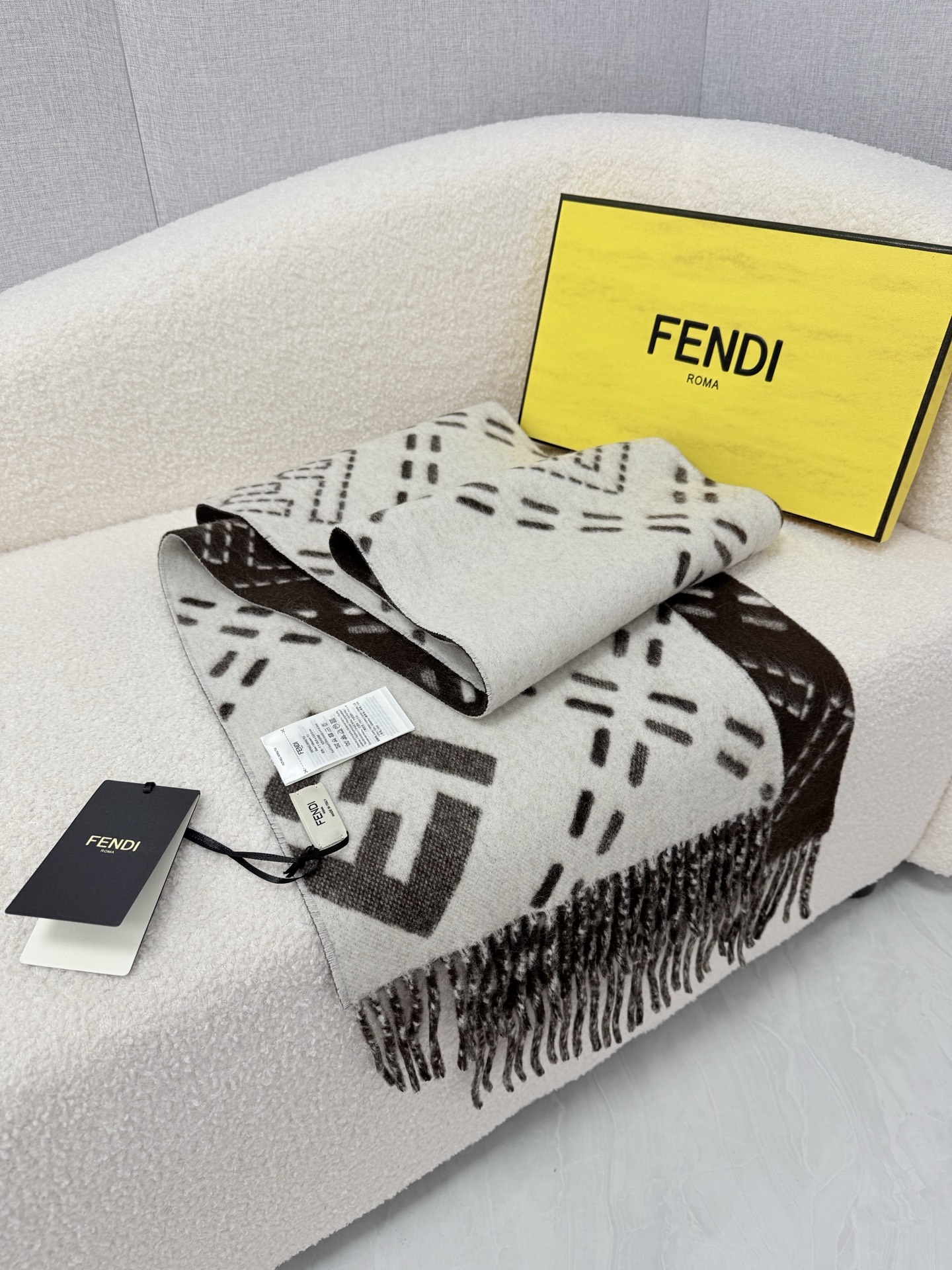 🆕 P🆕 。F家。【高克重-双面围巾】免代购!极品!灰常厚实!Fendi今年最火的围巾!全世界都在抢的老花FF字母款!主 🆕 P🆕 。F家。【高克重-双面围巾】免代购!极品!灰常厚实!Fendi今年最火的围巾!全世界都在抢的老花FF字母款!主