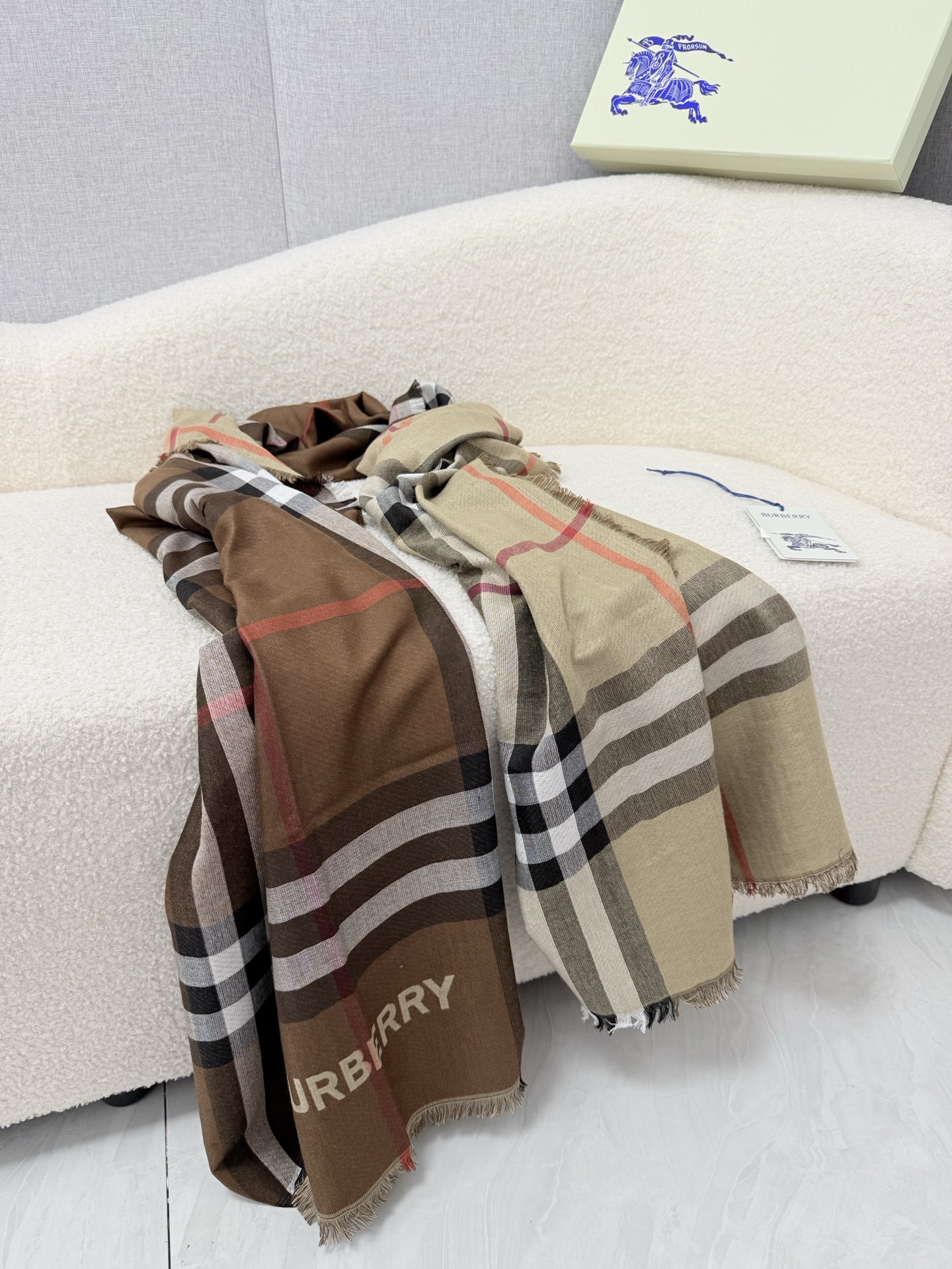 🆕 P🆕 。Bu家。 Bur难得尾单,Qc盯了一个月才拿出来的重磅极品好货,国内专柜没上的款,牛气满满TB系列限量款❗️ 🆕 P🆕 。Bu家。 Bur难得尾单,Qc盯了一个月才拿出来的重磅极品好货,国内专柜没上的款,牛气满满TB系列限量款❗️