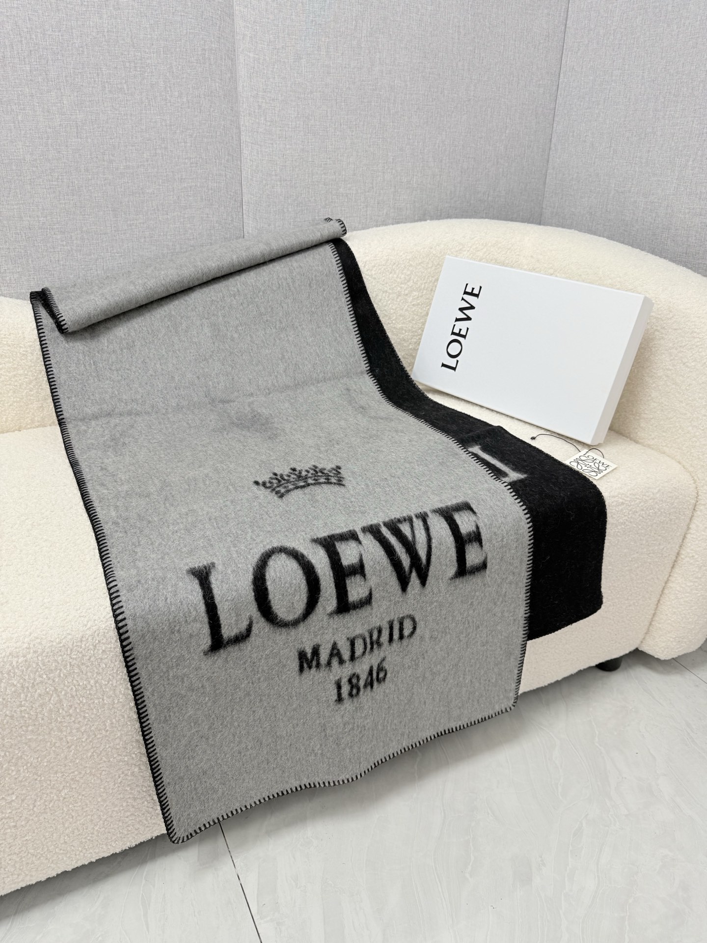 P。Loewe。 【双面大字羊毛披肩长巾】时髦好看得要命！！这种一定要见好就收！吐老血推荐！！品质无敌非常厚实温暖！款式