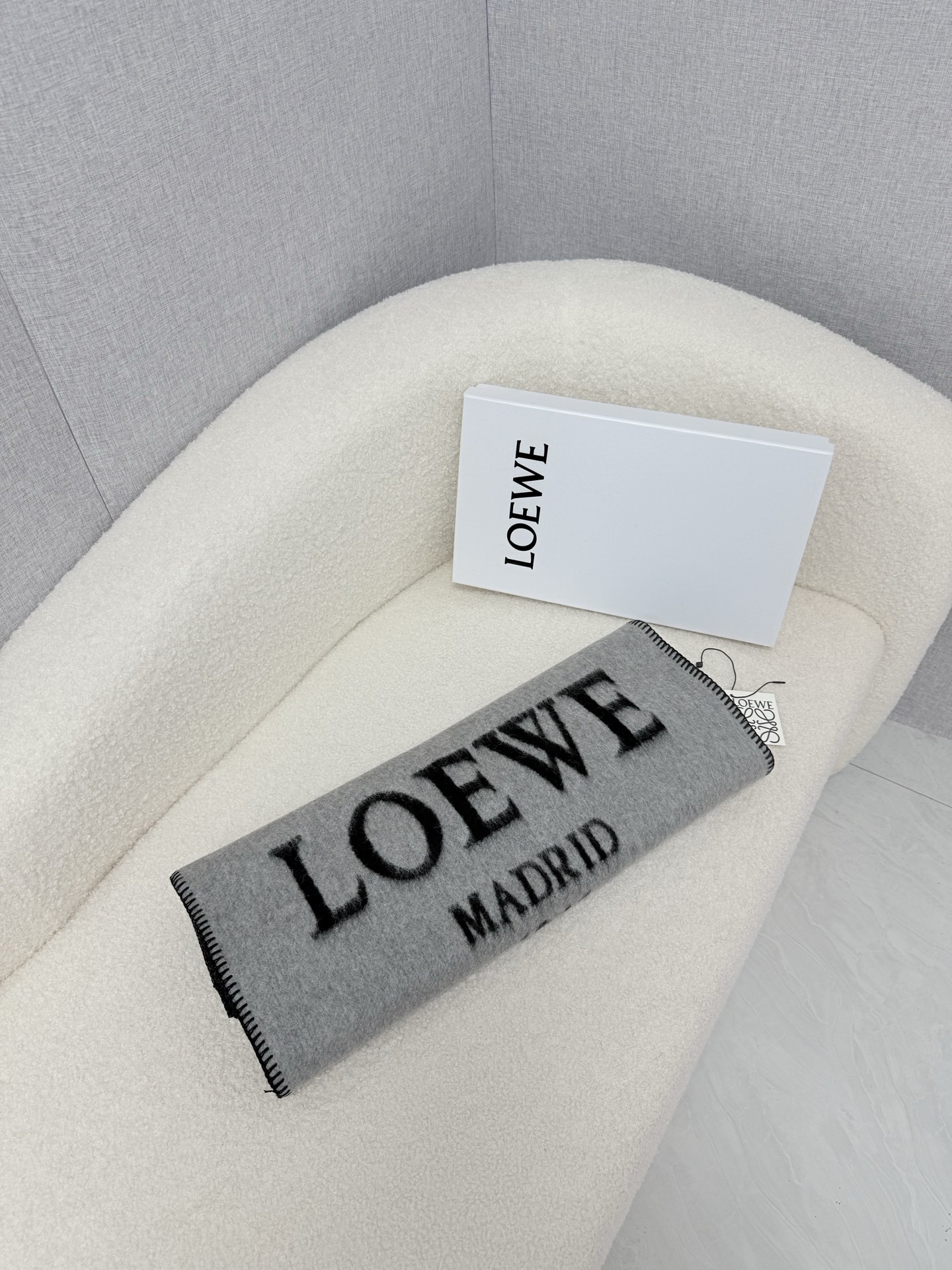 P。Loewe。 【双面大字羊毛披肩长巾】时髦好看得要命!!这种一定要见好就收!吐老血推荐!!品质无敌非常厚实温暖!款式 P。Loewe。 【双面大字羊毛披肩长巾】时髦好看得要命!!这种一定要见好就收!吐老血推荐!!品质无敌非常厚实温暖!款式