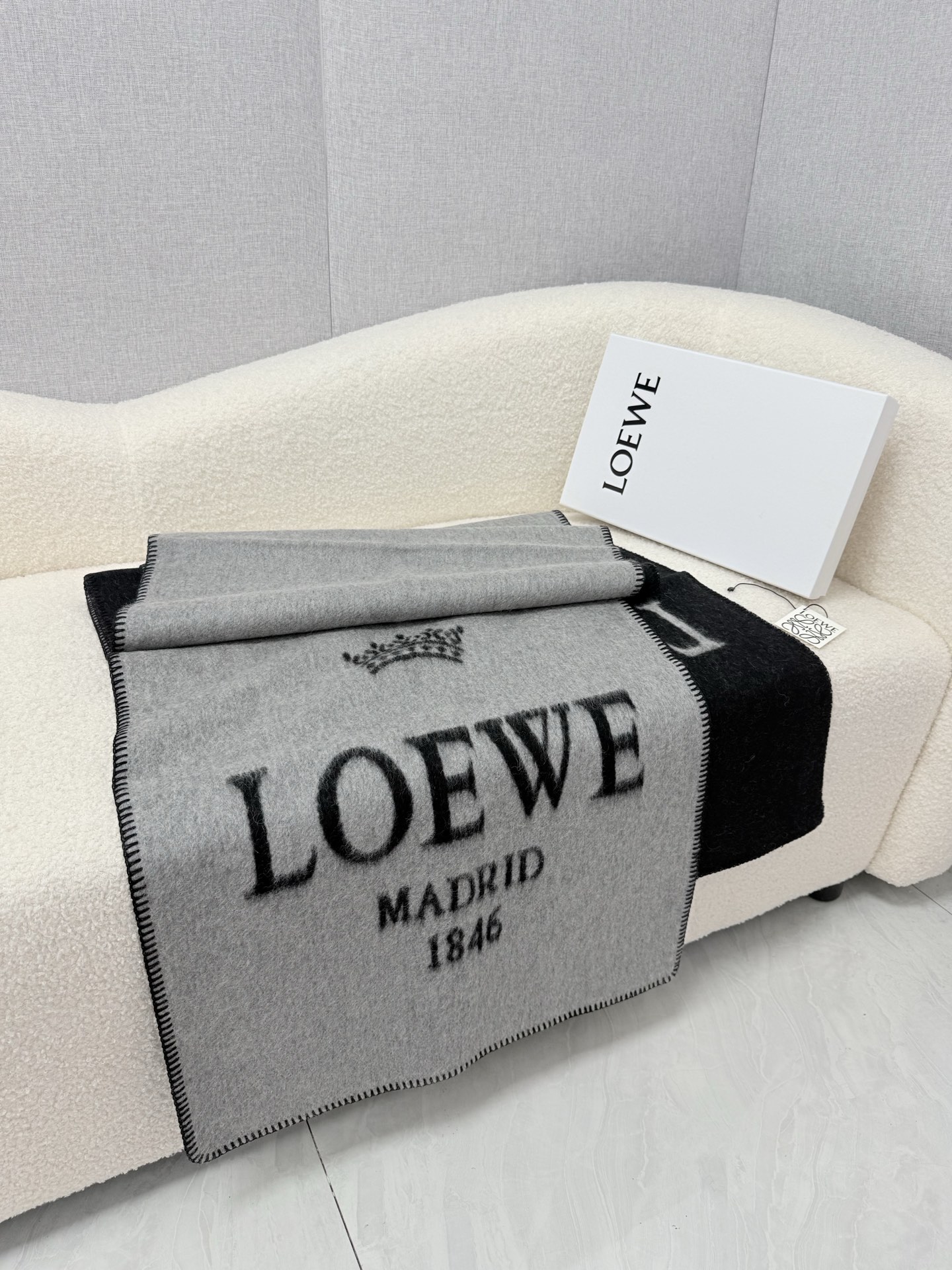 P。Loewe。 【双面大字羊毛披肩长巾】时髦好看得要命！！这种一定要见好就收！吐老血推荐！！品质无敌非常厚实温暖！款式