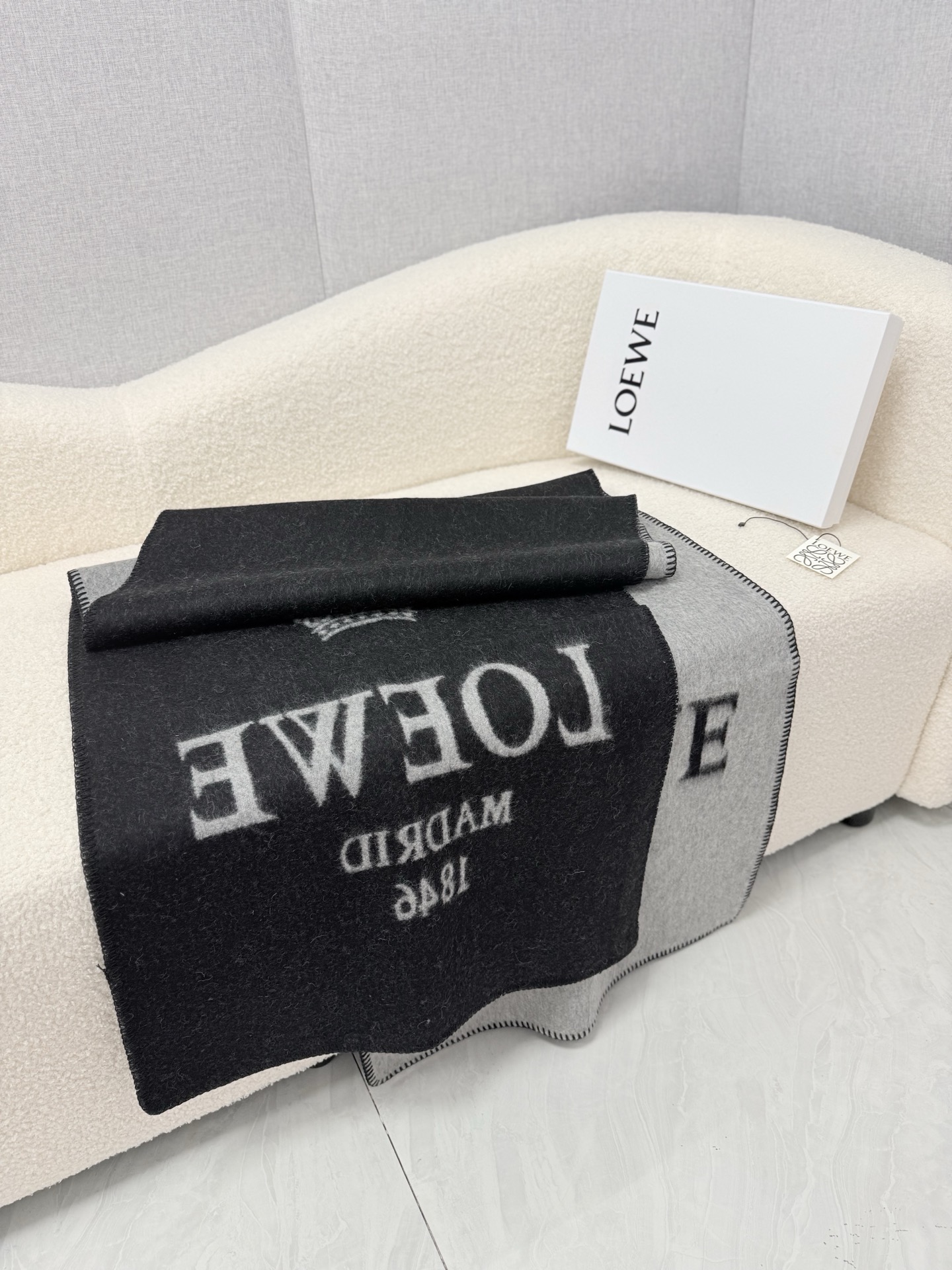 P。Loewe。 【双面大字羊毛披肩长巾】时髦好看得要命！！这种一定要见好就收！吐老血推荐！！品质无敌非常厚实温暖！款式