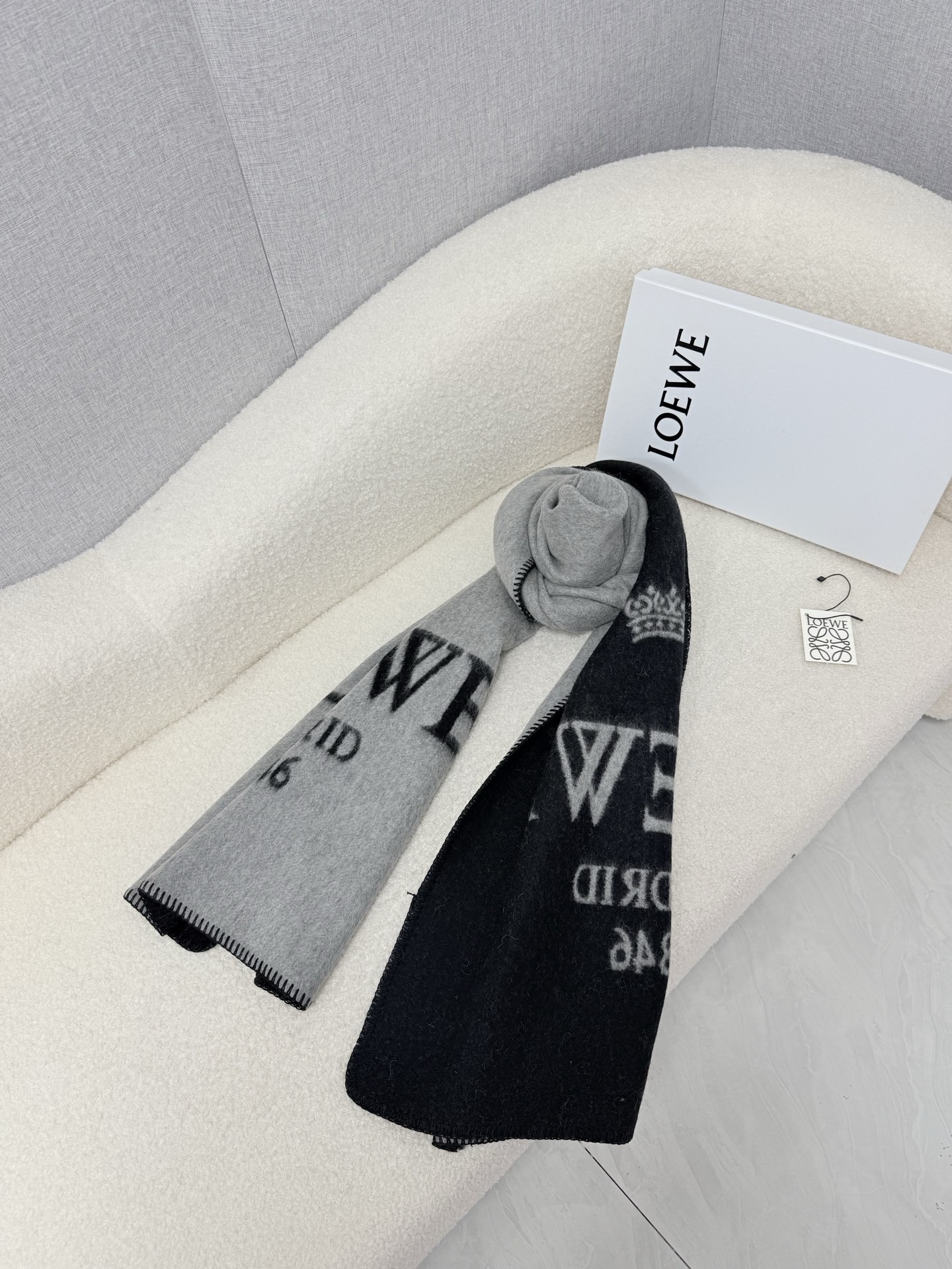 P。Loewe。 【双面大字羊毛披肩长巾】时髦好看得要命！！这种一定要见好就收！吐老血推荐！！品质无敌非常厚实温暖！款式