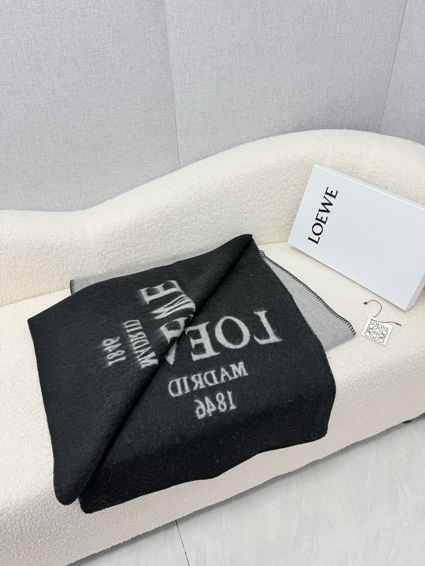 P。Loewe。 【双面大字羊毛披肩长巾】时髦好看得要命！！这种一定要见好就收！吐老血推荐！！品质无敌非常厚实温暖！款式