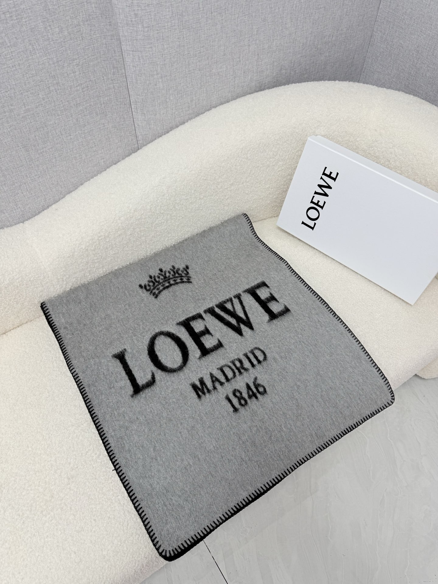 P。Loewe。 【双面大字羊毛披肩长巾】时髦好看得要命！！这种一定要见好就收！吐老血推荐！！品质无敌非常厚实温暖！款式
