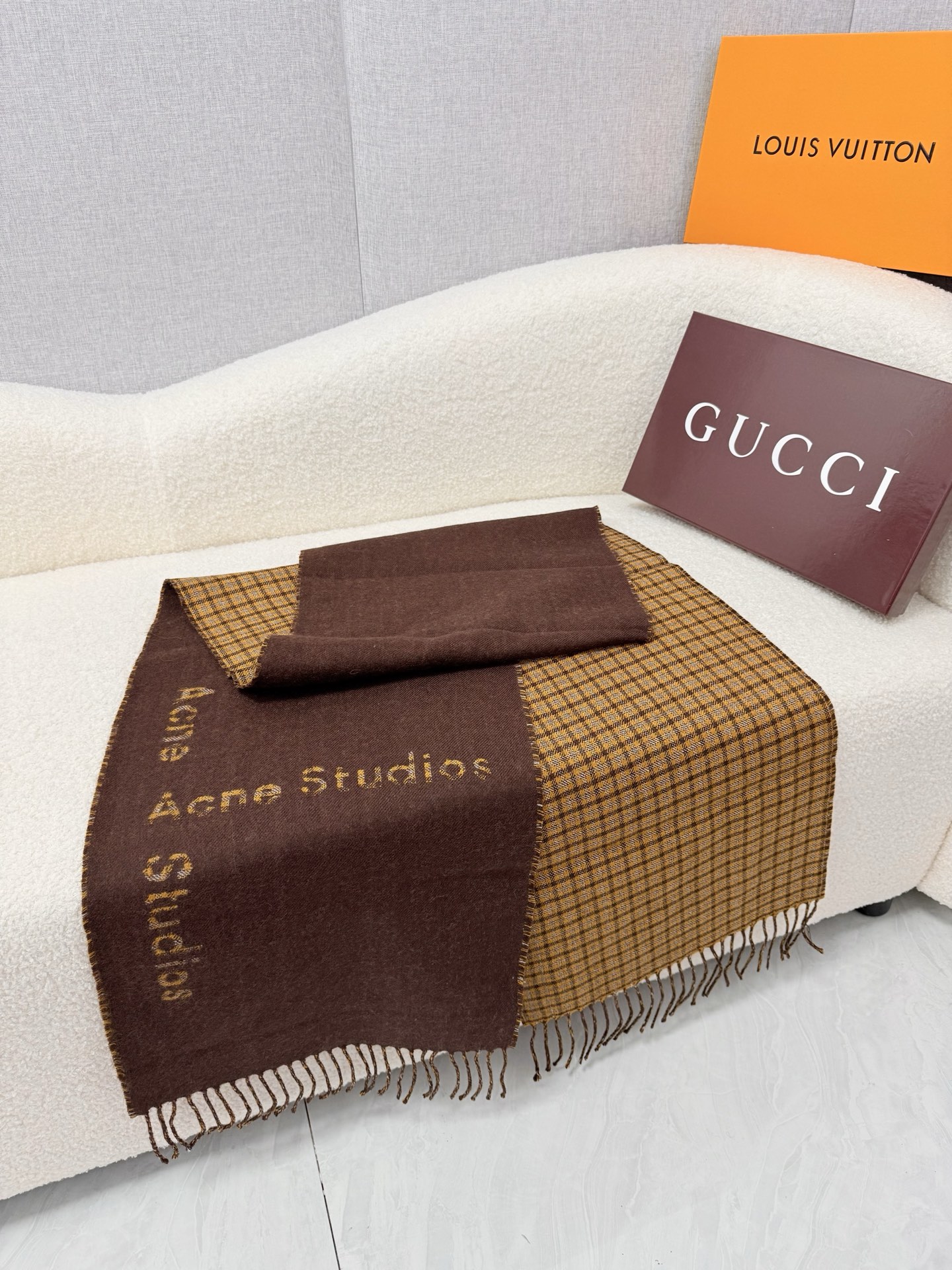 P。Acne。【咖色拼卡其】小格AB面神仙围巾，温柔感爆棚，百搭的格纹又甜又糯，完全是可以hold住整个冬天的围巾～10