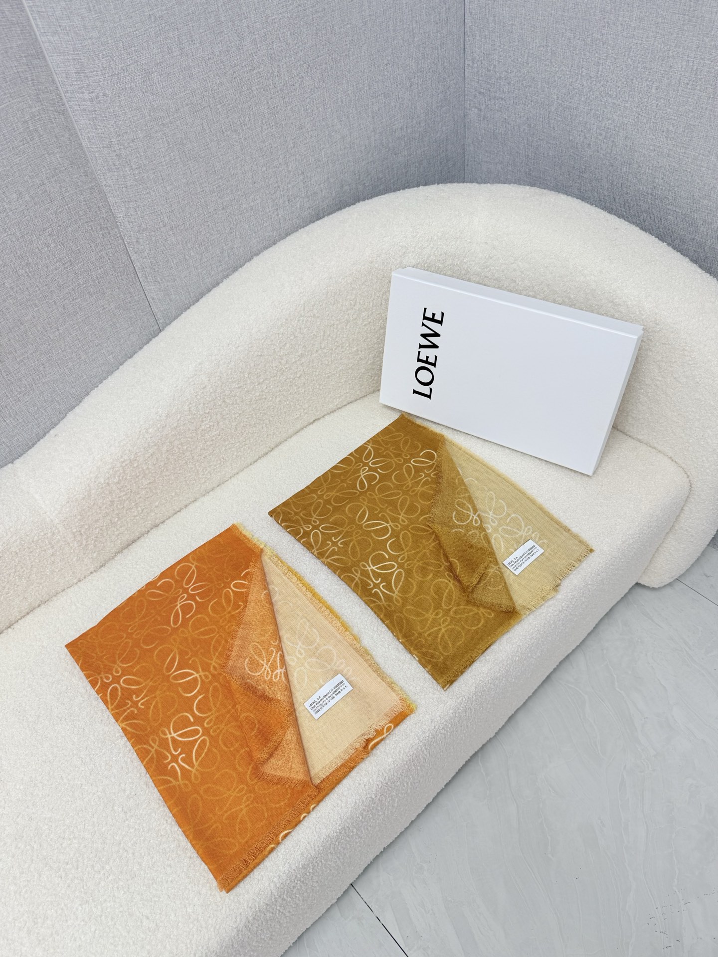 P。loewe。 罗意威人字纹真丝加羊绒渐变秋季薄款围巾 完美的原料配比 垂感亲肤感一流 质地细腻柔软 ，秋季超级适合 