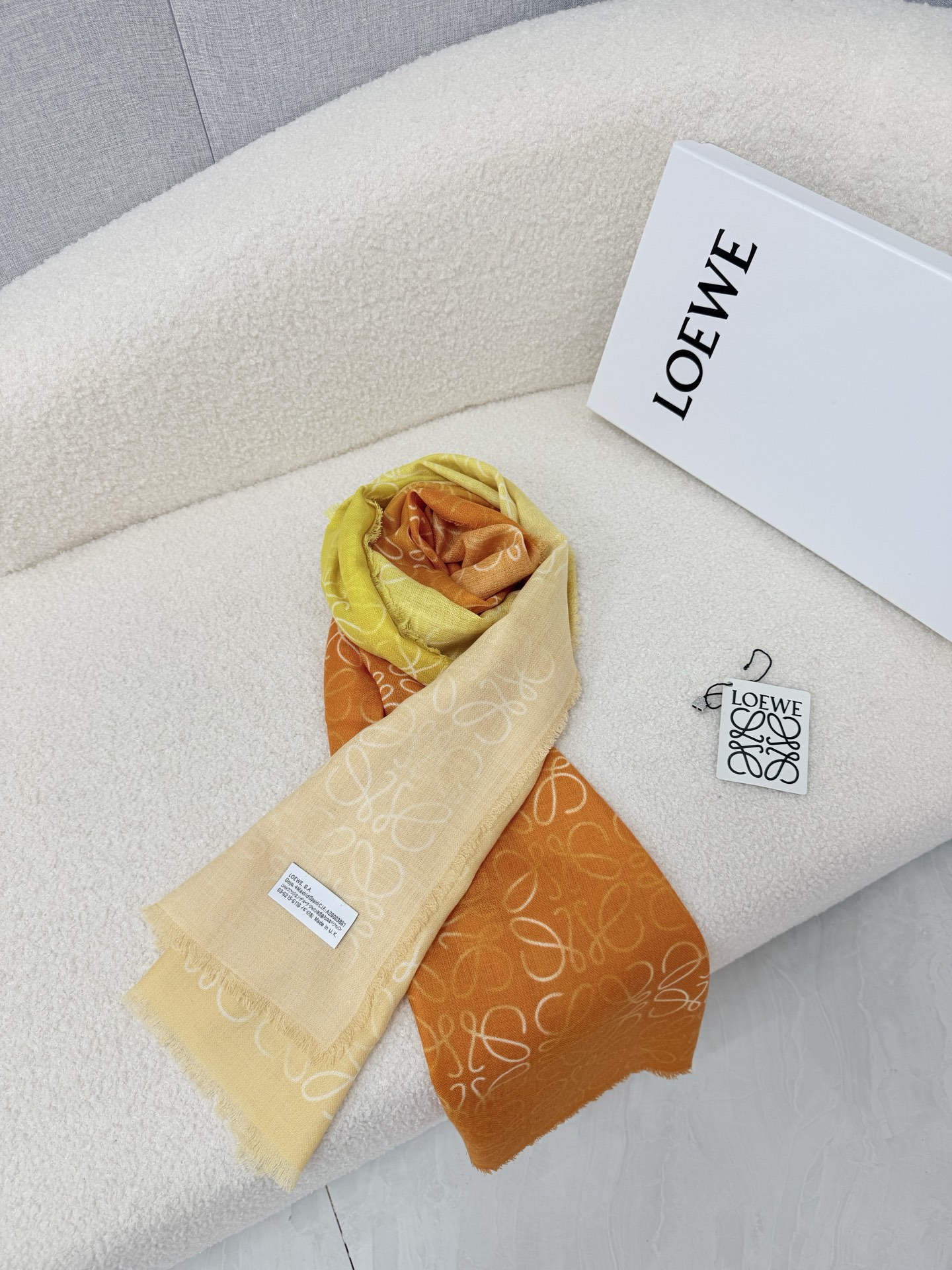 P。loewe。 罗意威人字纹真丝加羊绒渐变秋季薄款围巾 完美的原料配比 垂感亲肤感一流 质地细腻柔软 ，秋季超级适合 