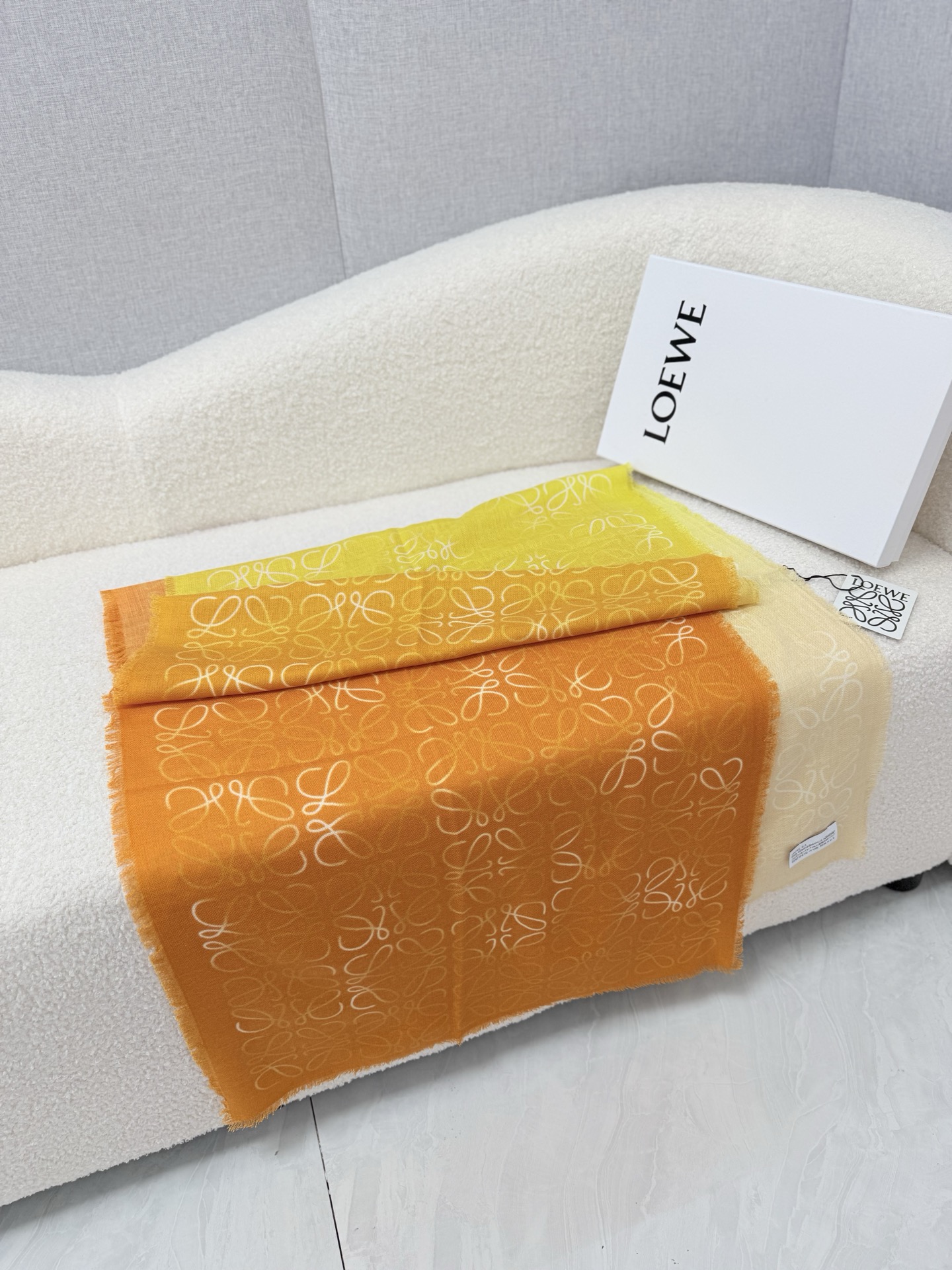P。loewe。 罗意威人字纹真丝加羊绒渐变秋季薄款围巾 完美的原料配比 垂感亲肤感一流 质地细腻柔软 ，秋季超级适合 