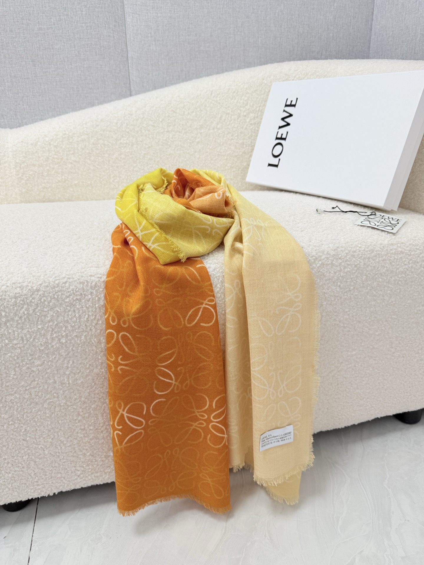 P。loewe。 罗意威人字纹真丝加羊绒渐变秋季薄款围巾 完美的原料配比 垂感亲肤感一流 质地细腻柔软 ，秋季超级适合 