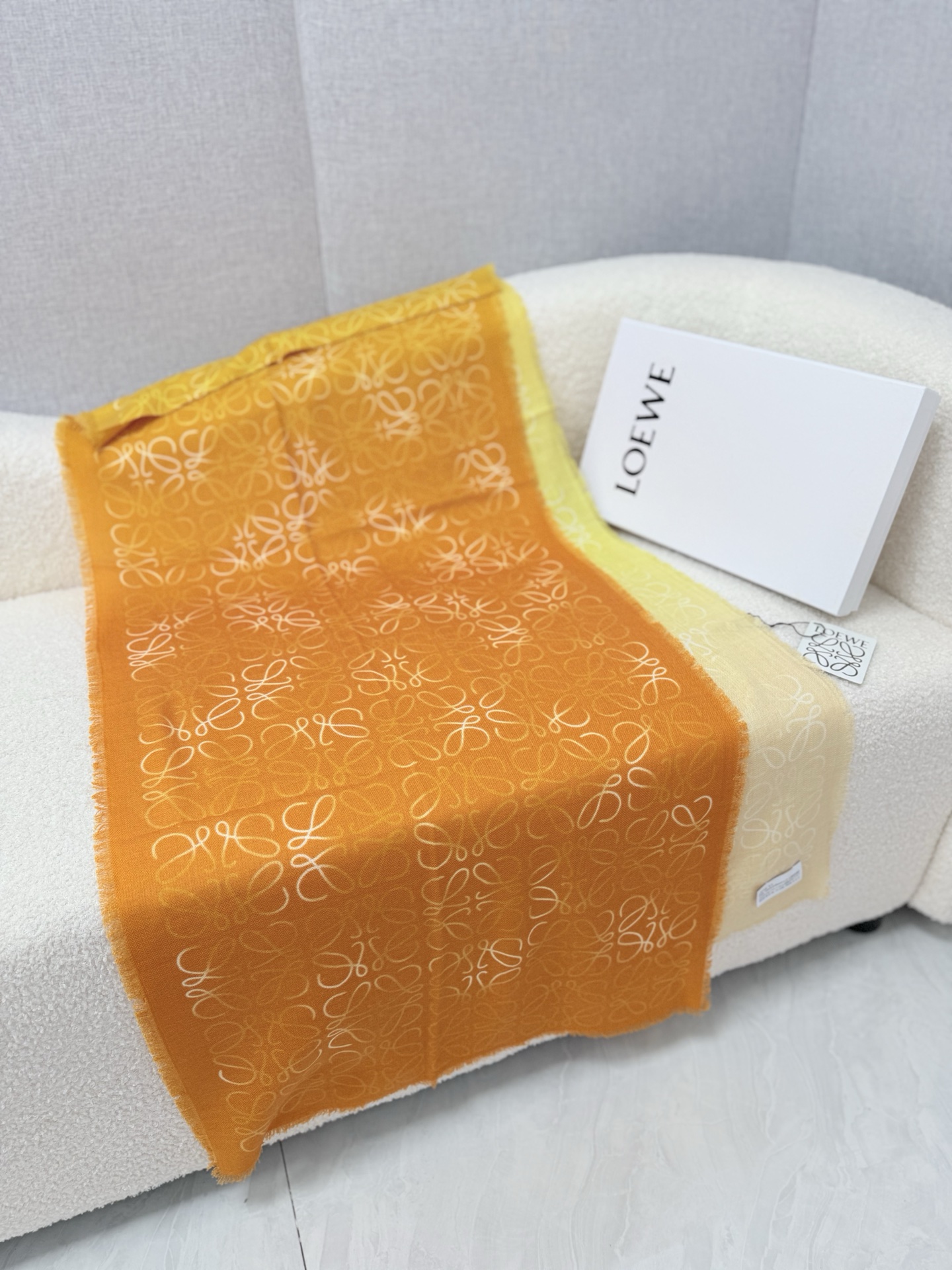 P。loewe。 罗意威人字纹真丝加羊绒渐变秋季薄款围巾 完美的原料配比 垂感亲肤感一流 质地细腻柔软 ，秋季超级适合 