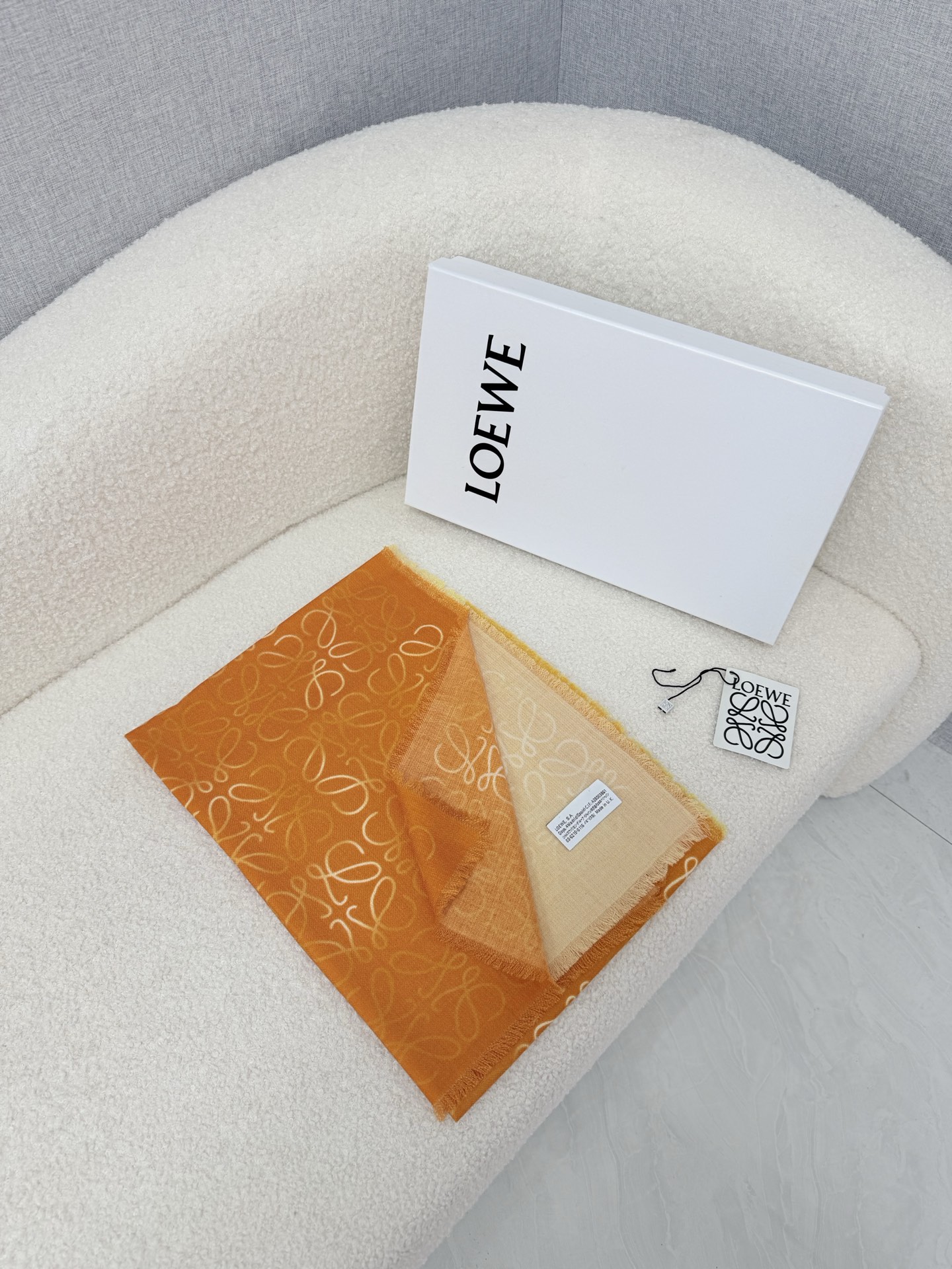 P。loewe。 罗意威人字纹真丝加羊绒渐变秋季薄款围巾 完美的原料配比 垂感亲肤感一流 质地细腻柔软 ，秋季超级适合 