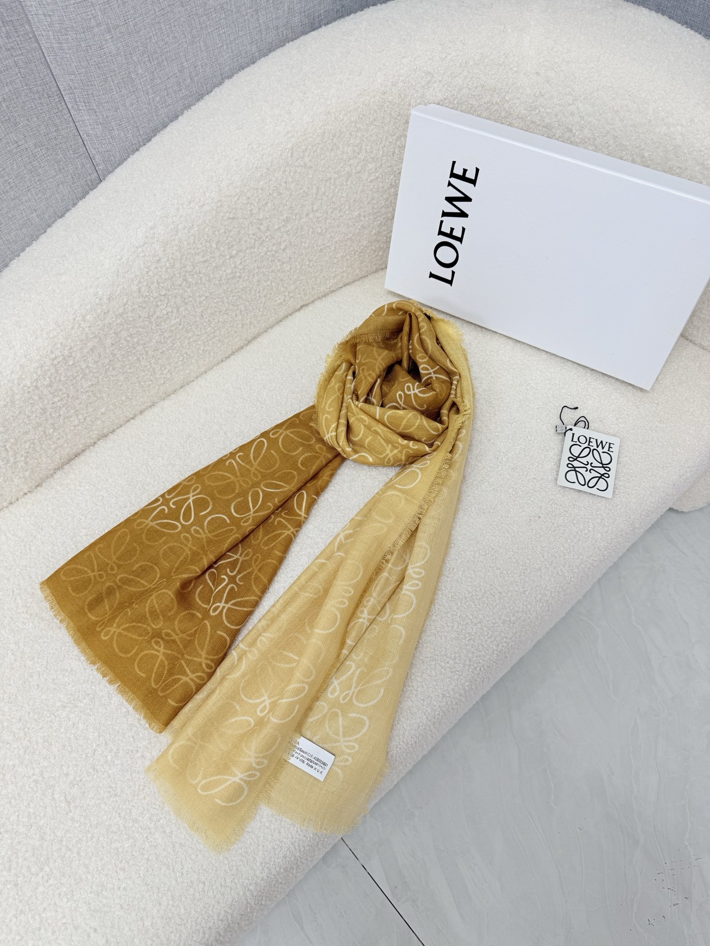 P。loewe。 罗意威人字纹真丝加羊绒渐变秋季薄款围巾 完美的原料配比 垂感亲肤感一流 质地细腻柔软 ，秋季超级适合 