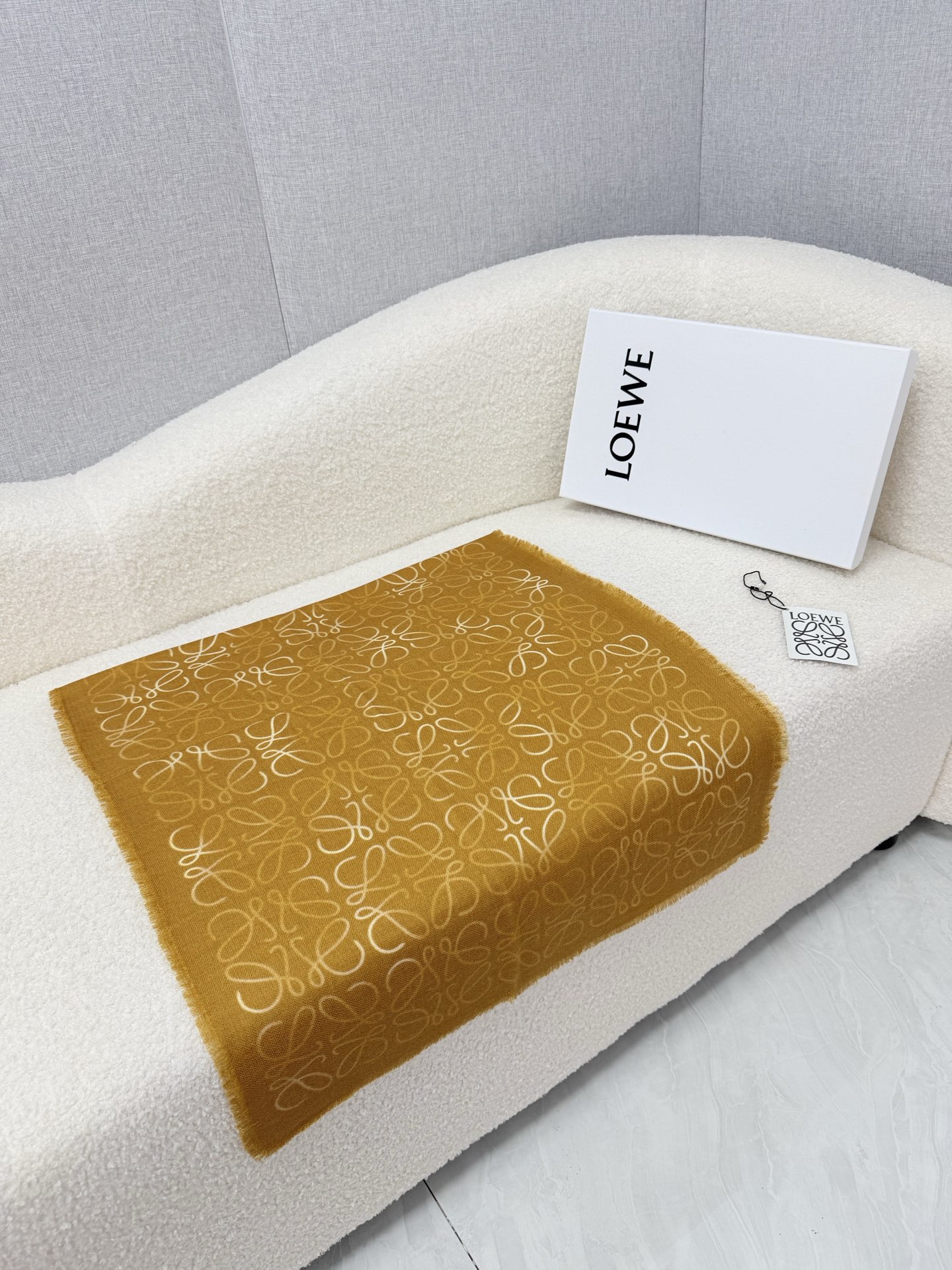 P。loewe。 罗意威人字纹真丝加羊绒渐变秋季薄款围巾 完美的原料配比 垂感亲肤感一流 质地细腻柔软 ，秋季超级适合 